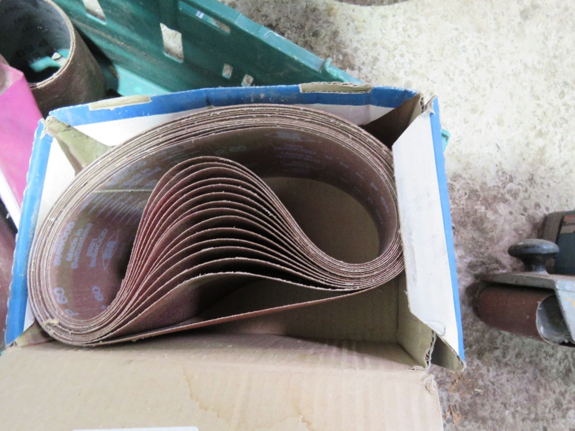 BELT SANDER, DRILL PLUS SANDING PAPERS. THIS LOT IS SOLD UNDER THE AUCTIONEERS MARGIN SCHEME, THE - Image 5 of 8