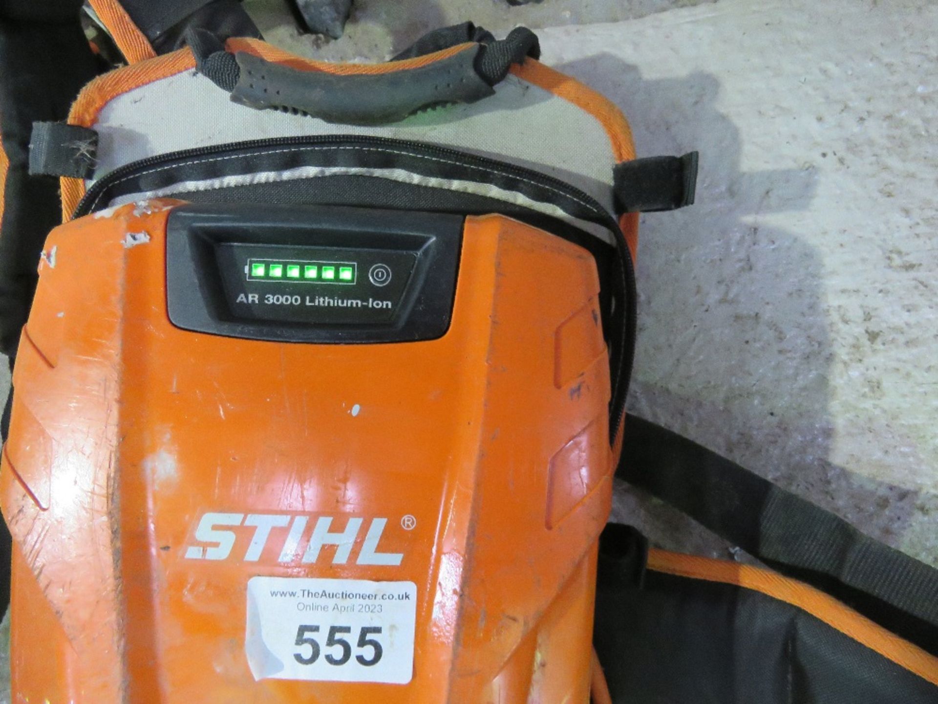 STIHL BATTERY POWERED TELESCOPIC POLE HLA85 HEDGE TRIMMER SUPPLIED WITH AN AR3000 LITHIUM BACK PAC - Image 3 of 6
