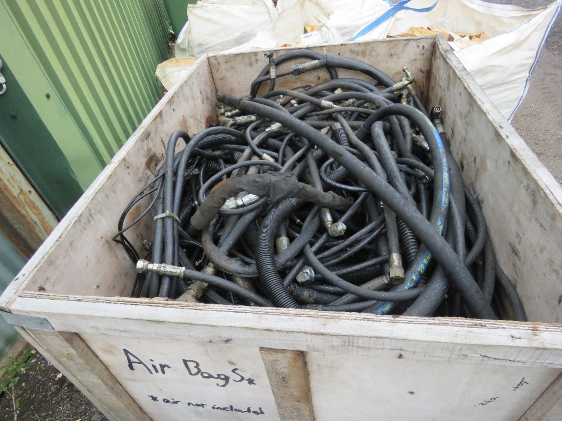 STILLAGE CONTAINING A LARGE QUANTITY OF ASSORTED HYDRAULIC HOSES. - Image 3 of 4