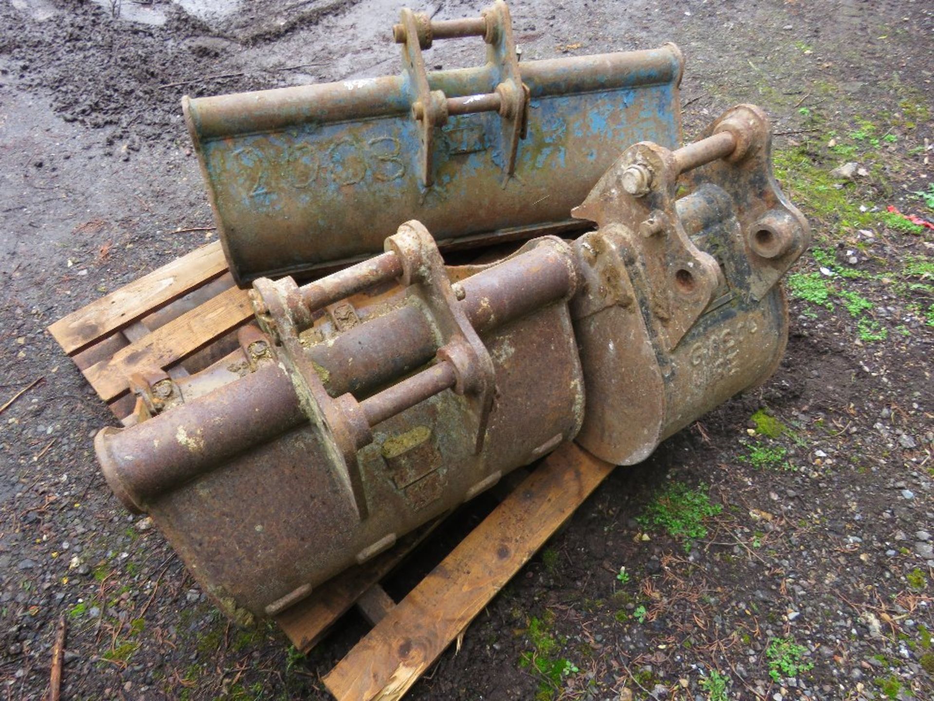 SET OF 3NO EXCAVATOR BUCKETS 30MM PINS, 3FT, 2FT AND 12". THIS LOT IS SOLD UNDER THE AUCTIONEERS - Image 3 of 3