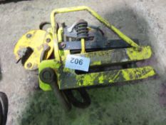 PLATE LIFTING CLAMP PLUS A PILE PULLER CLAMP. THIS LOT IS SOLD UNDER THE AUCTIONEERS MARGIN SCHE