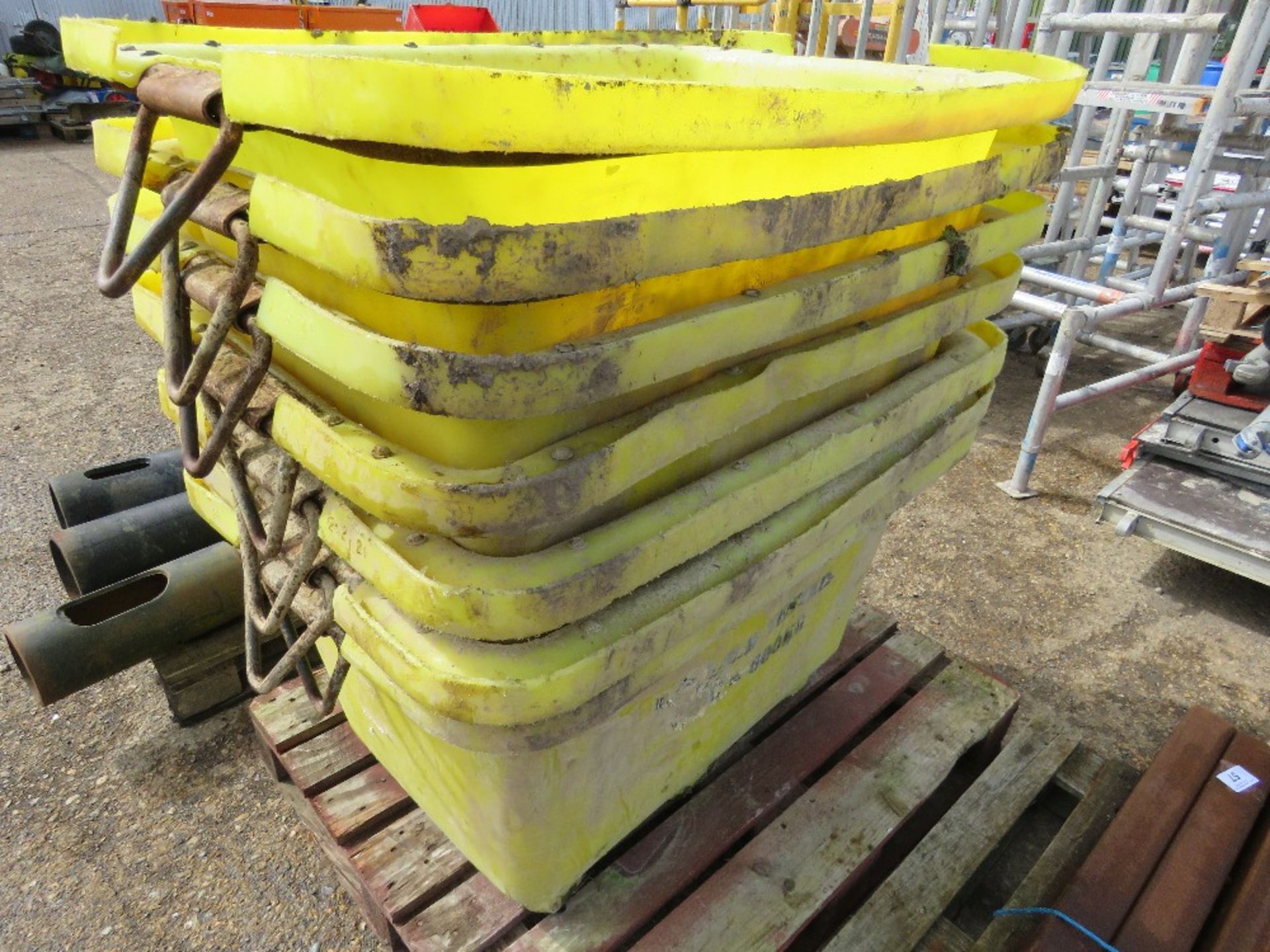 7NO PLASTIC MUCK SKIPS. THIS LOT IS SOLD UNDER THE AUCTIONEERS MARGIN SCHEME, THEREFORE NO VAT WI - Image 3 of 4