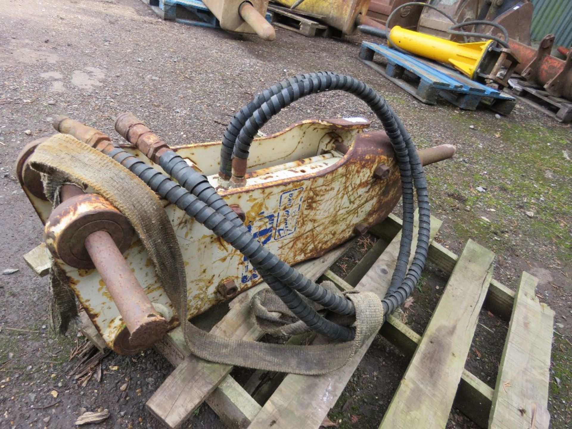 FRB HYDRAULIC EXCAVATOR BREAKER, PREVIOUSLY USED ON BOBCAT X 320. DESCRIBED AS HAVING BEEN WORKING W - Image 4 of 5
