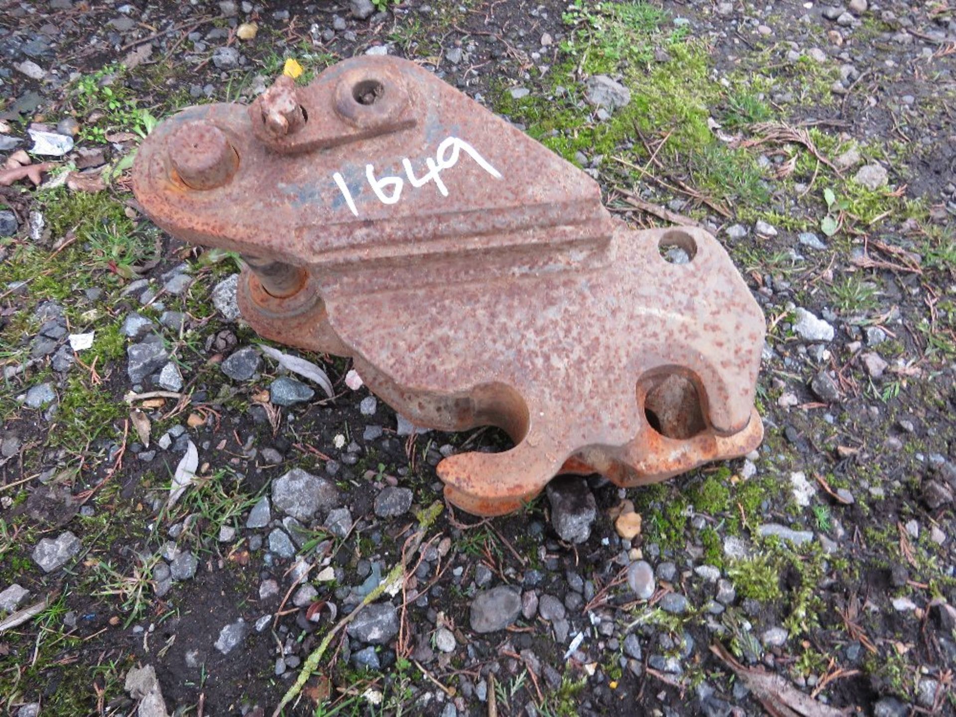 MANUAL OPERATED EXCAVATOR QUICK HITCH, 30MM PINS. THIS LOT IS SOLD UNDER THE AUCTIONEERS MARGIN S