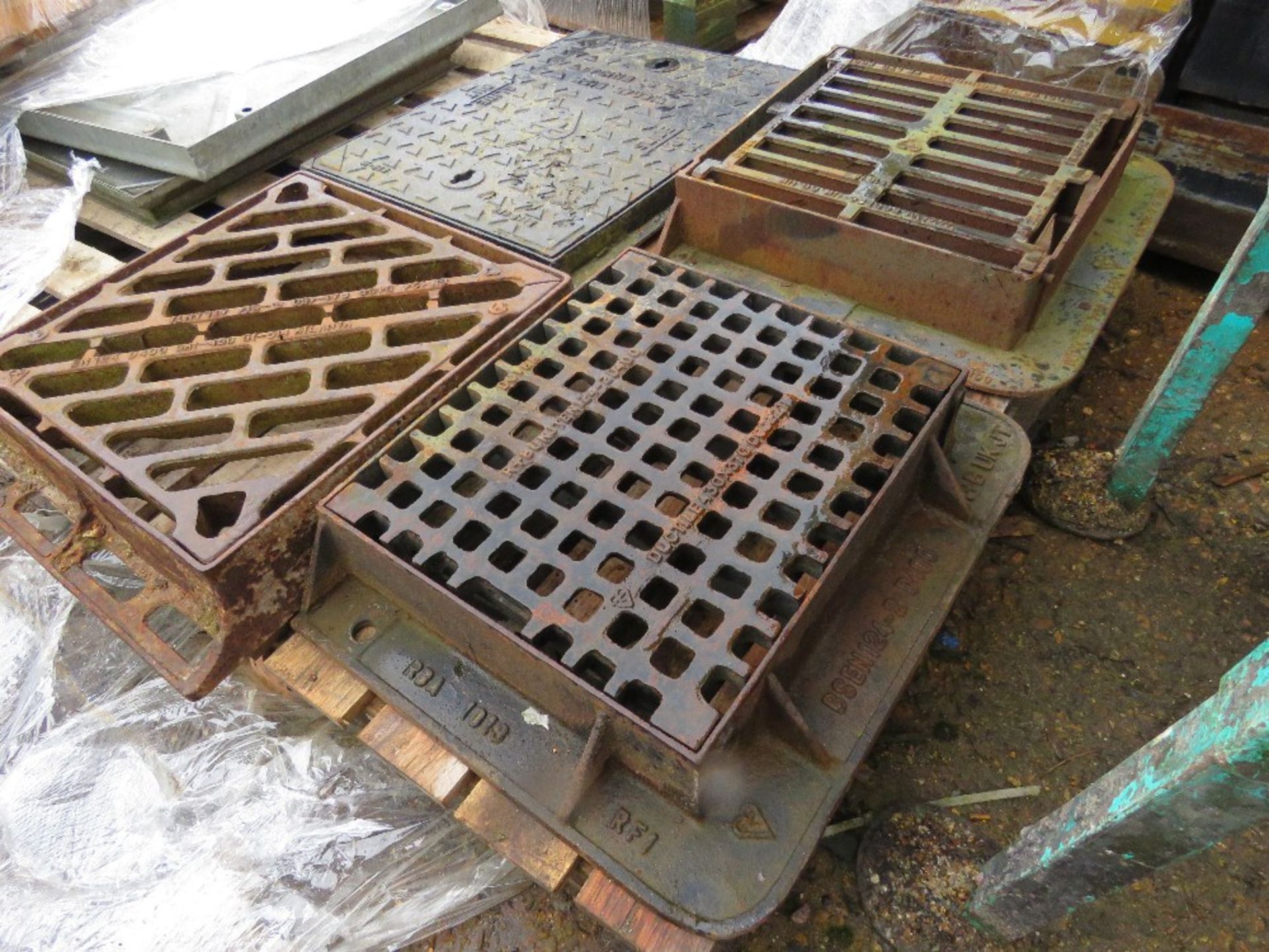 PALLET OF GULLEY GRATES AND MANHOLE COVERS. - Image 3 of 3