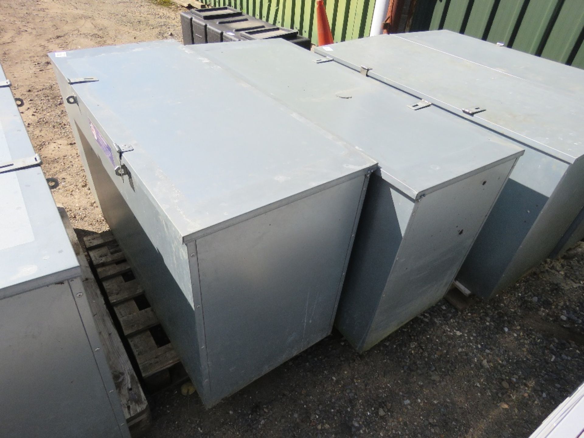 2 X ANIMATE MAKE LOCKABLE FEED STORAGE BINS: 130CM WIDE X 70CM HEIGHT X 52CM DEPTH APPROX. PREVIOUS - Image 4 of 5