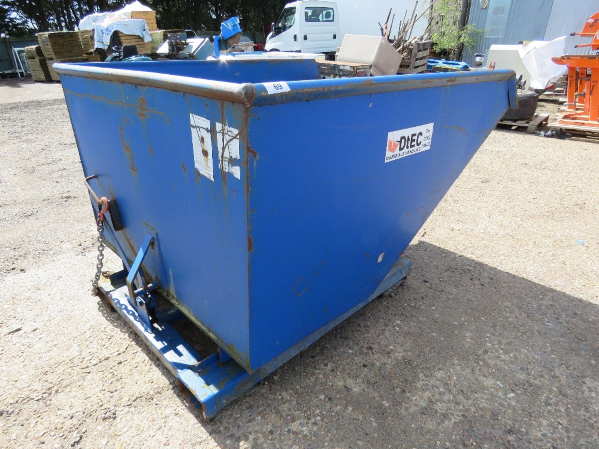 FORKLIFT MOUNTED TIPPING SKIP. LIGHT WEIGHT PREVIOUS USEAGE. - Image 4 of 7