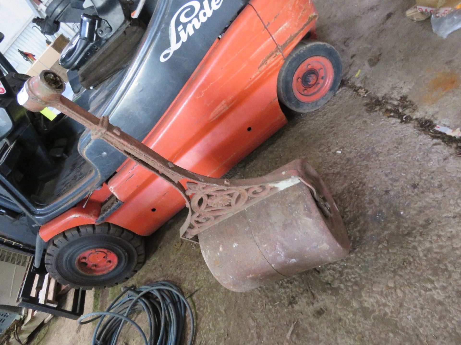 ANTIQUE GARDEN ROLLER. THIS LOT IS SOLD UNDER THE AUCTIONEERS MARGIN SCHEME, THEREFORE NO VAT WIL