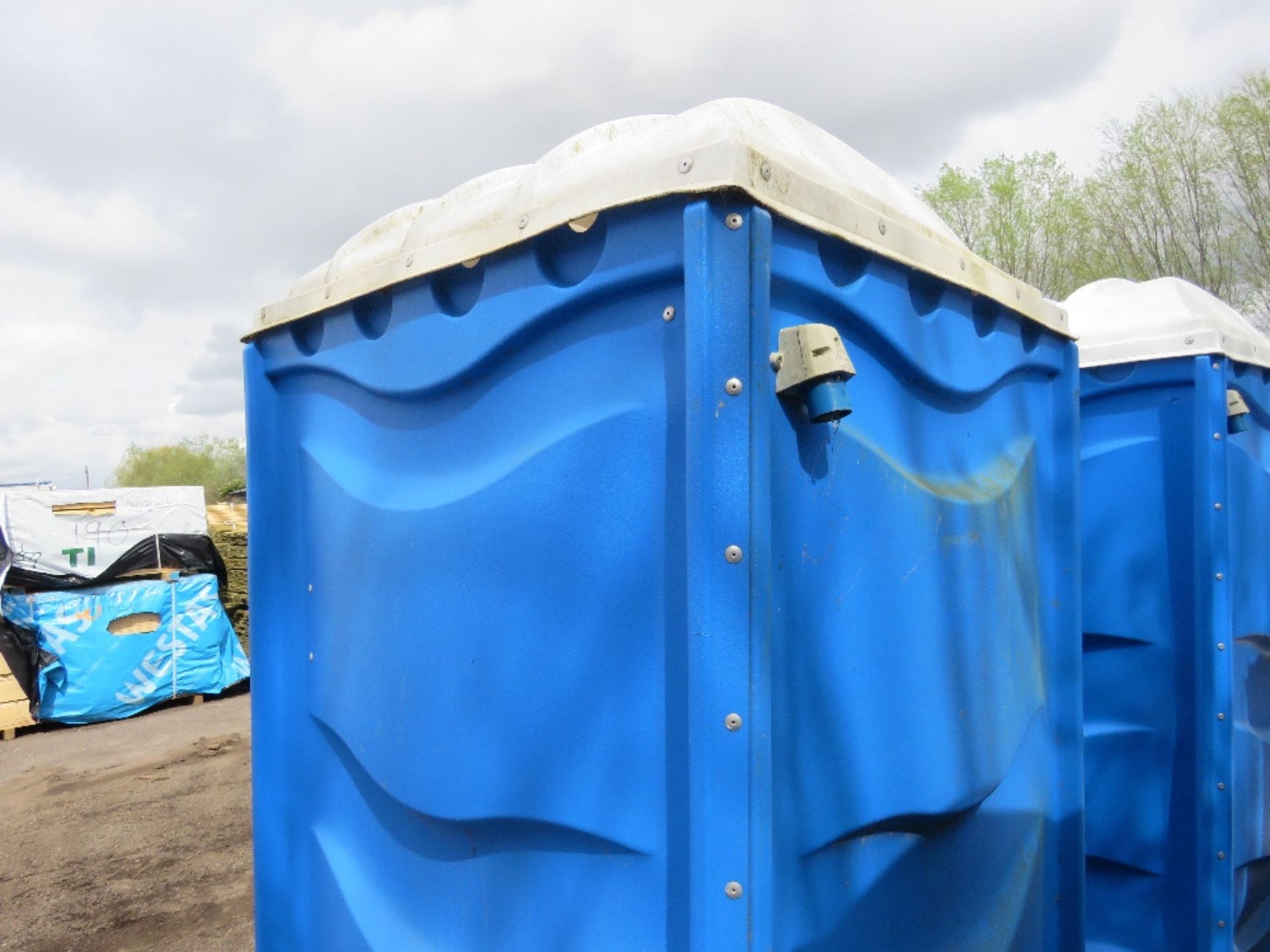 PORTABLE MAINS HOOK UP SITE TOILET WITH WASH BASIN AND 240VOLT ELECTRIC HOOK UP. - Image 2 of 4