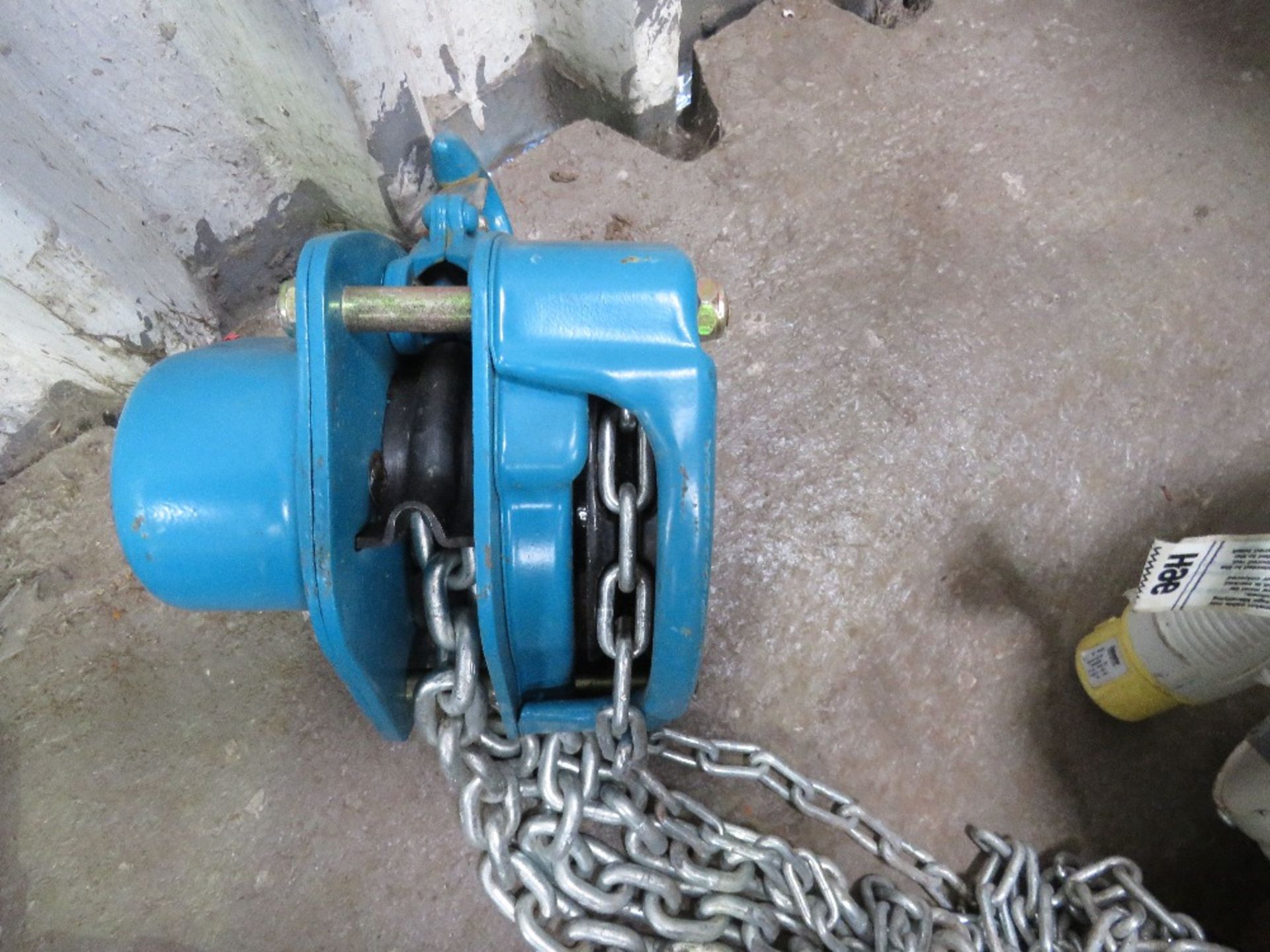 HUBLAST 1500KG CHAIN HOIST, LITTLE USED. THIS LOT IS SOLD UNDER THE AUCTIONEERS MARGIN SCHEME, TH - Image 3 of 5