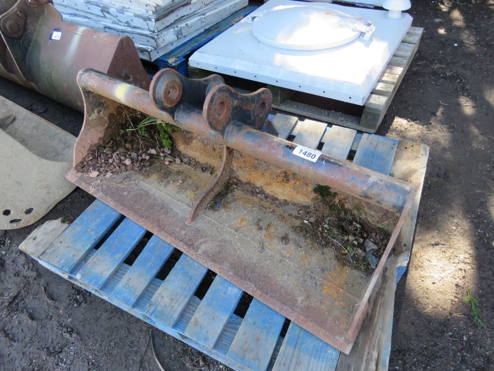 EXCAVATOR GRADING BUCKET: 4FT WIDTH ON 35MM PINS APPROX.