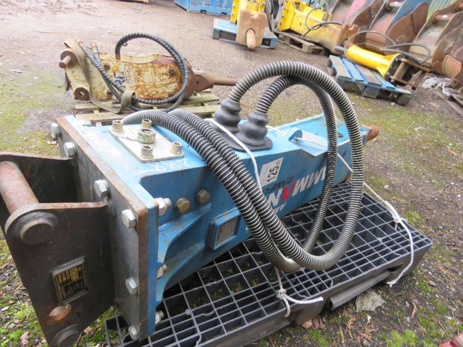 AMMANN AMB450 HYDRAULIC EXCAVATOR MOUNTED BREAKER, YEAR 2018, LITTLE USED. PURCHASED NEW FOR A LOCA - Image 2 of 6