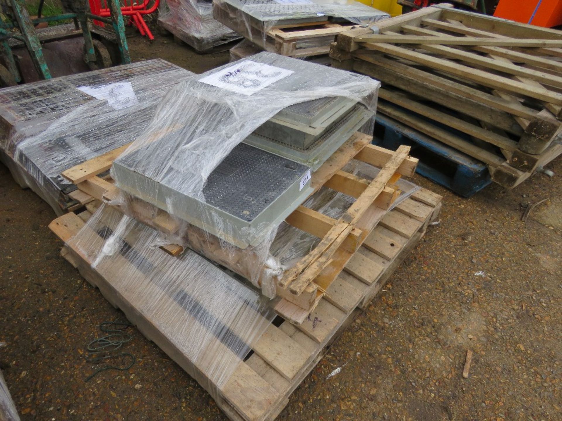 2 X PALLETS OF MANHOLE COVERS WITH SURROUNDS: 2 X GALVANISED 600X600X50 UNITS PLUS 2 X ADVANCED UTIL - Image 3 of 5