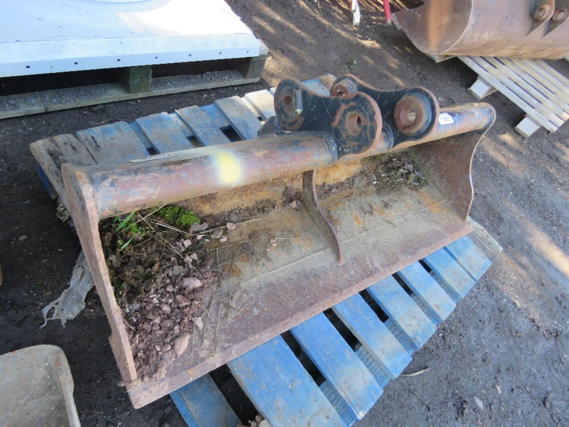 EXCAVATOR GRADING BUCKET: 4FT WIDTH ON 35MM PINS APPROX. - Image 2 of 2