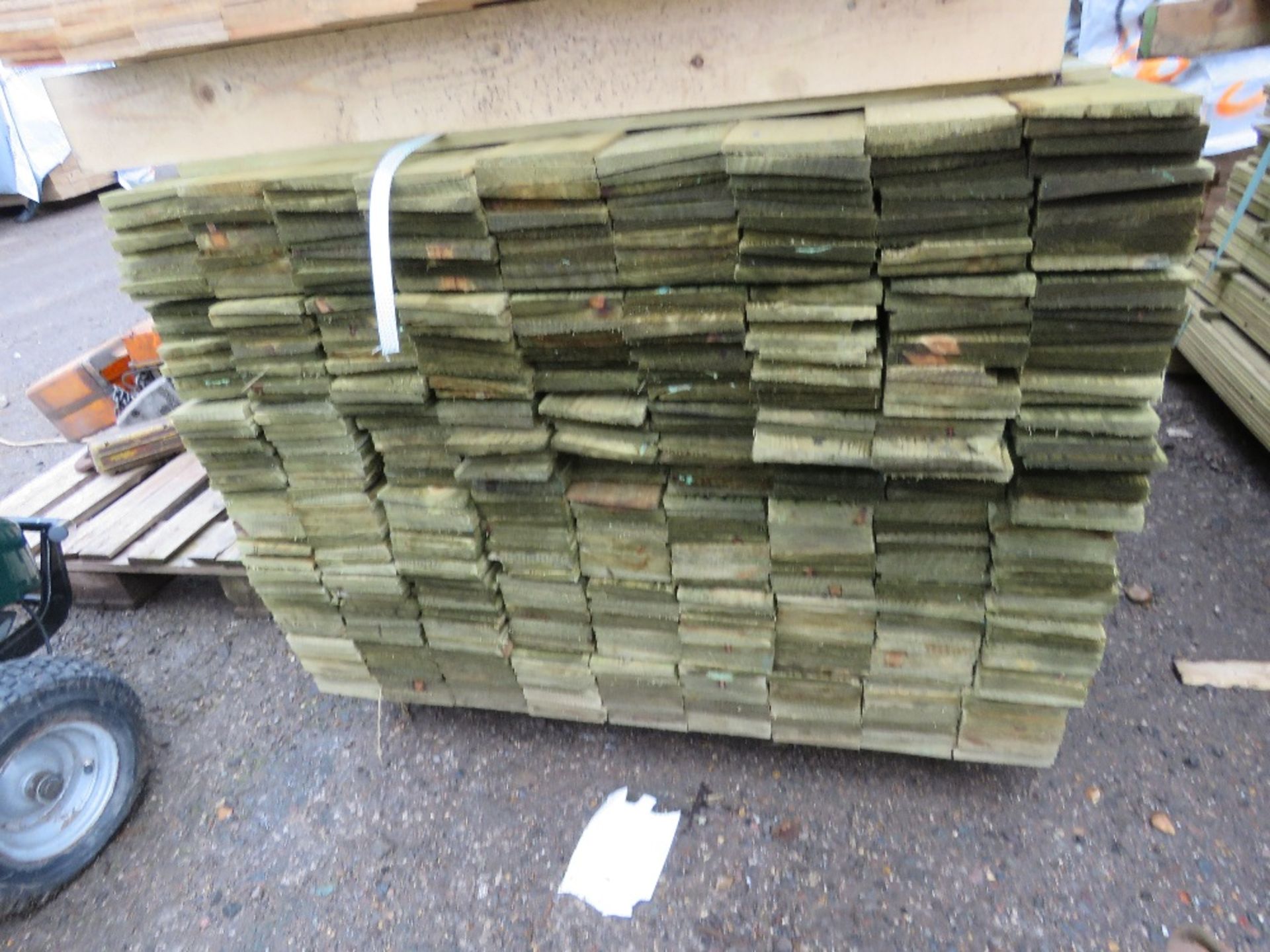 PACK OF PRESSURE TREATED FEATHER EDGE TYPE TIMBER CLADDING BOARDS: 1.50M LENGTH X 100MM WIDTH APPROX - Image 2 of 3
