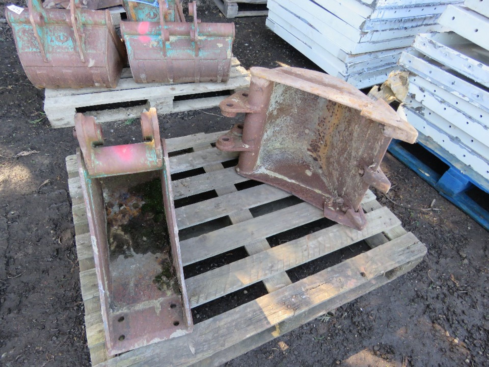 2NO EXCAVATOR BUCKETS: 18", 9" ON 30MM PINS APPROX.