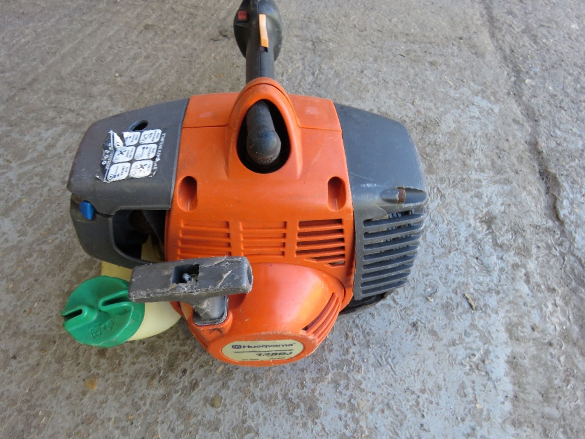 HUSQVARNA PETROL STRIMMER. THIS LOT IS SOLD UNDER THE AUCTIONEERS MARGIN SCHEME, THEREFORE NO VAT - Image 2 of 4