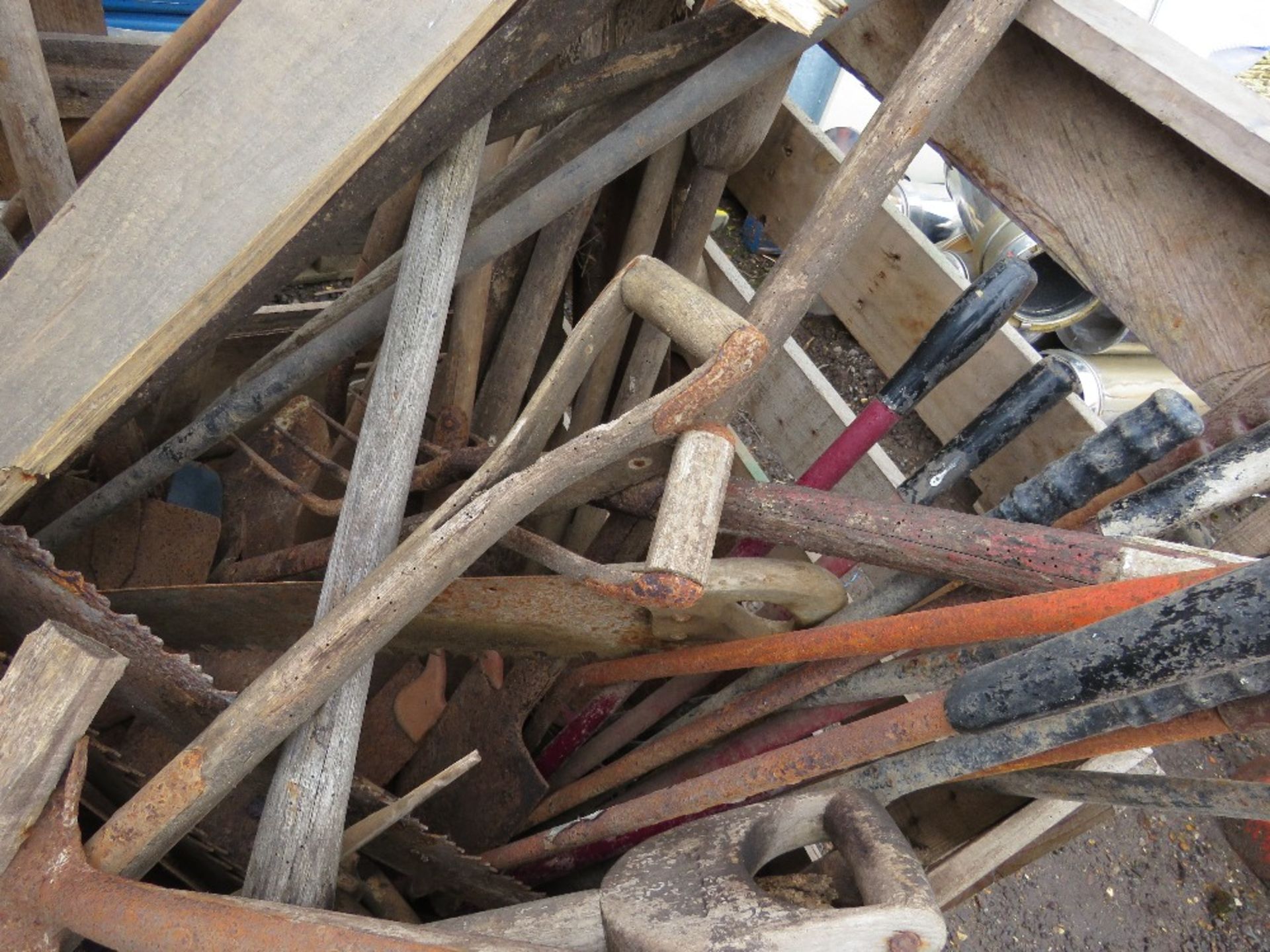 STILLAGE OF OLD HAND TOOLS ETC. THIS LOT IS SOLD UNDER THE AUCTIONEERS MARGIN SCHEME, THEREFORE NO - Image 7 of 7