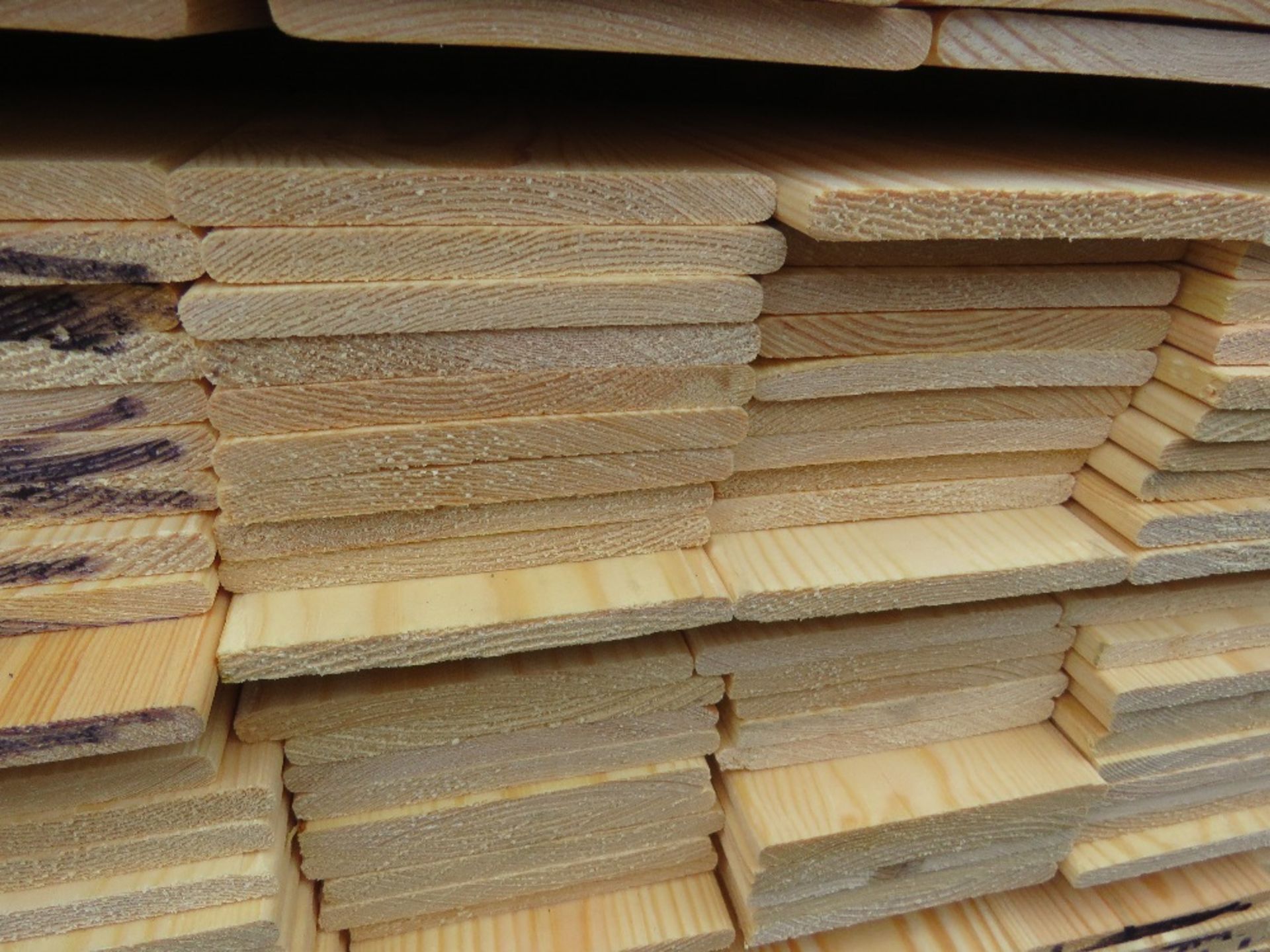 EXTRA LARGE PACK OF UNTREATED HIT AND MISS TIMBER FENCE CLADDING BOARDS: 100MM WIDTH @ 1.73M LENGTH - Image 3 of 3