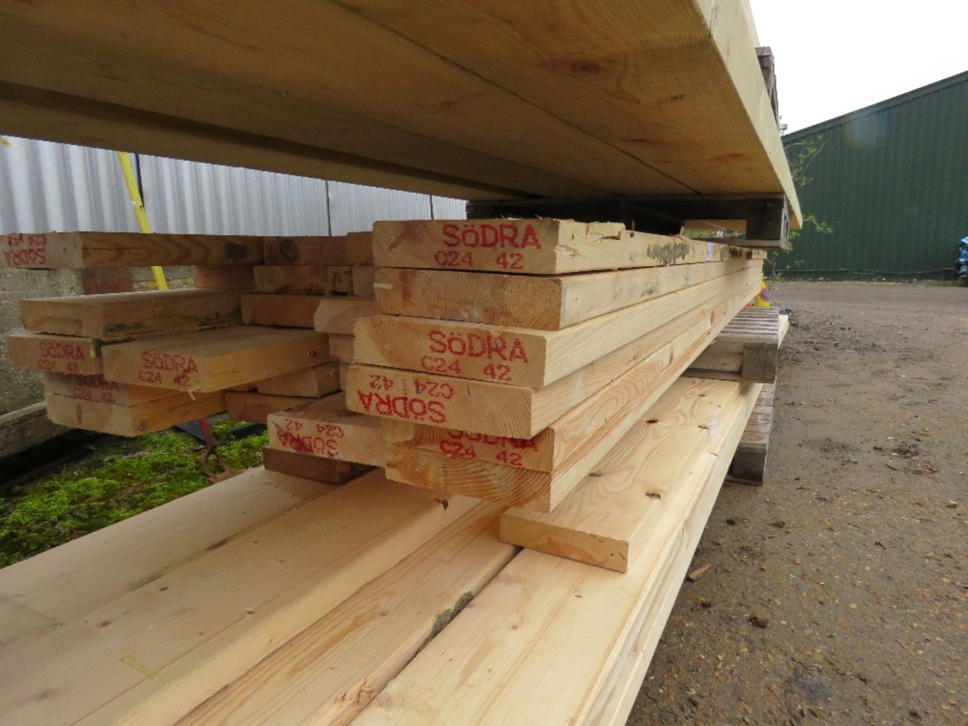 PALLET CONTAINING 8" X 2" TIMBERS: 3.4-4.2M LENGTH APPROX, 24NO PIECES IN TOTAL. SOURCED FROM DEMOL - Image 2 of 3