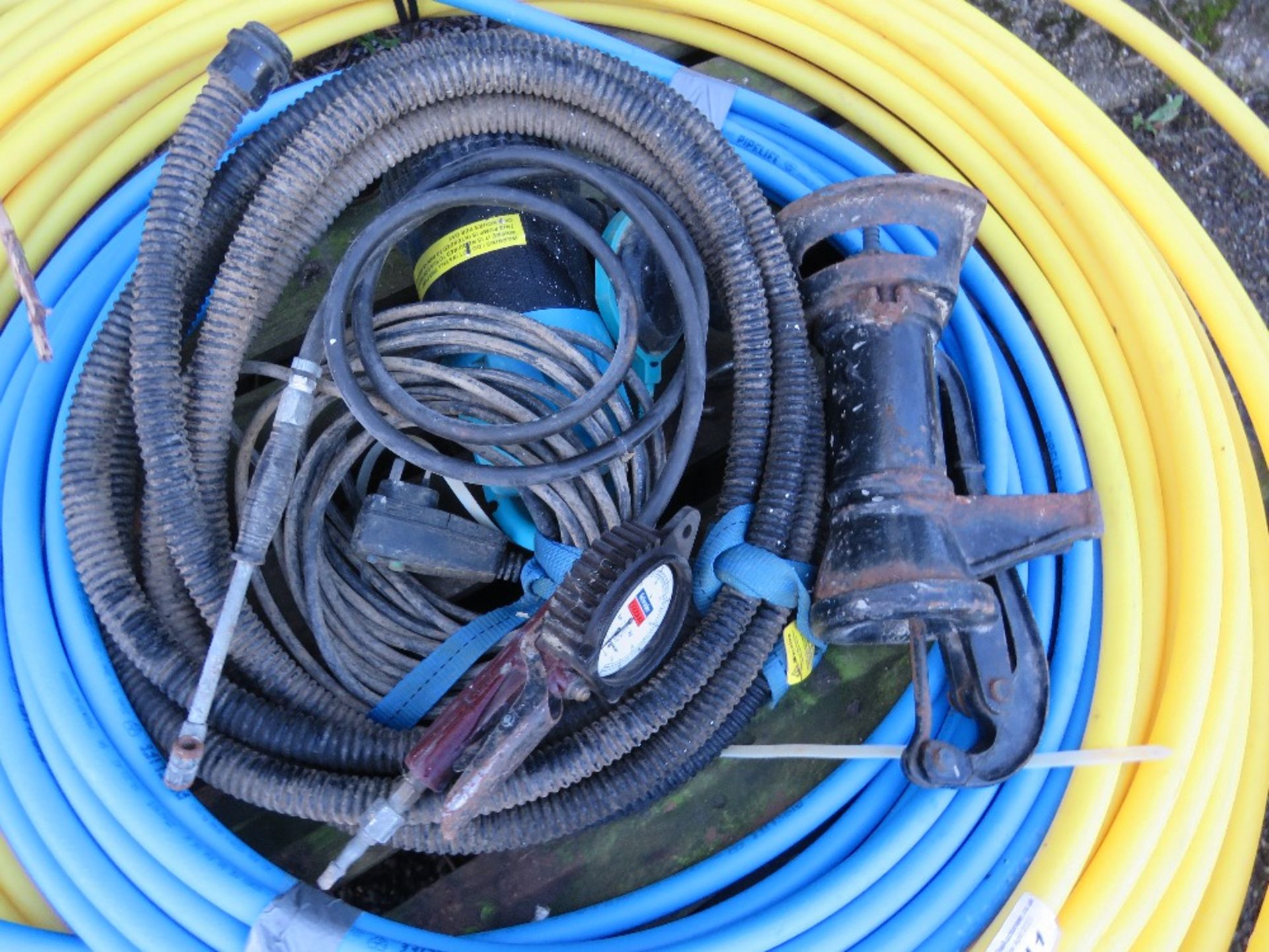 PALLET OF PLASTIC PIPES AND SUNDRIES: SUBMERSIBLE PUMP, HAND PUMP, TYRE INFLATOR. THIS LOT IS SOL - Image 2 of 6