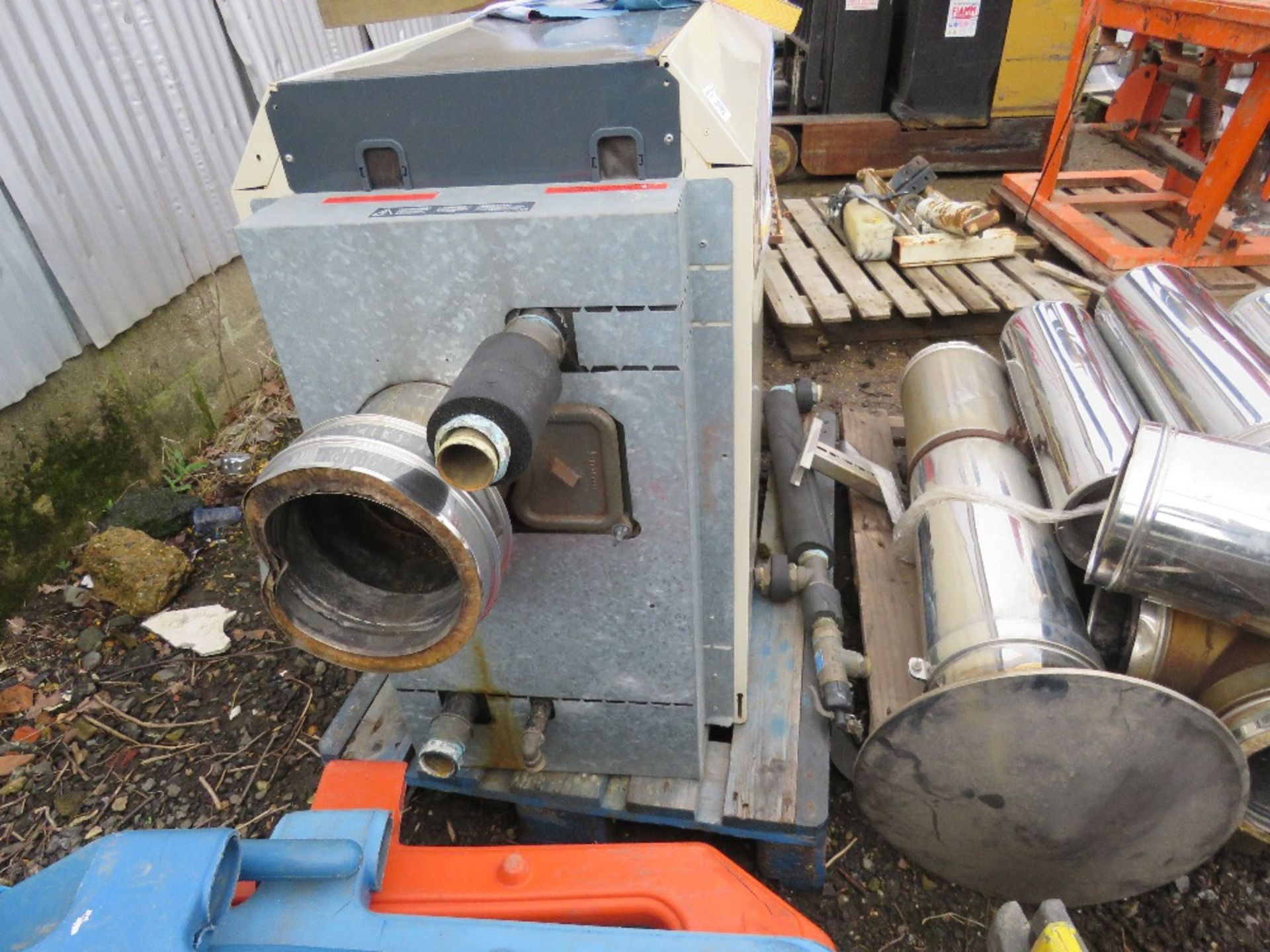 IDEAL FALCON GTE GT210 HEATER WITH CHIMNEY SECTIONS, PREVIOUSLY USED ON LIQUID FUEL. SOURCED FROM MU - Image 2 of 10