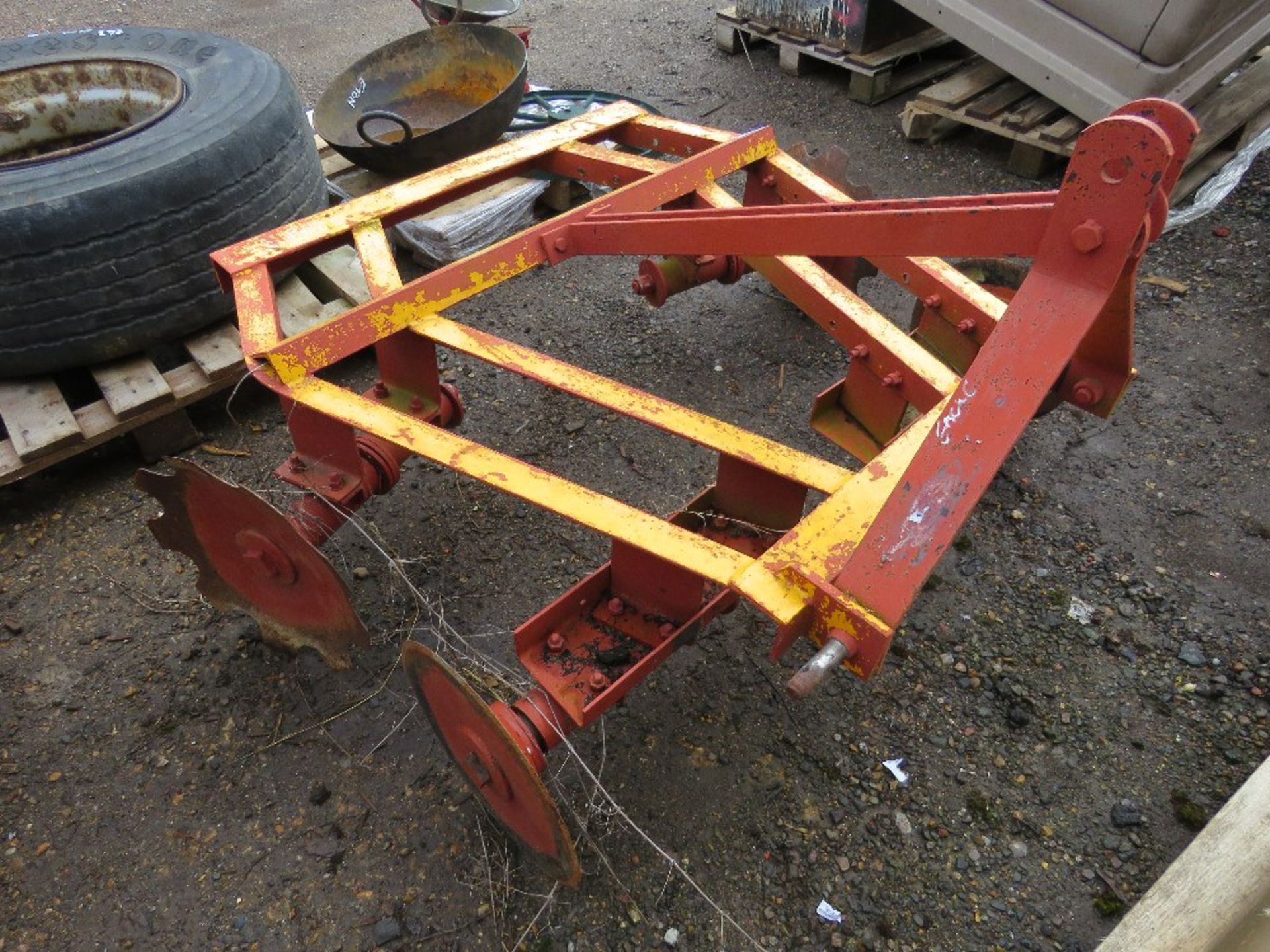 SET OF COMPACT TRACTOR MOUNTED DISC HARROWS, 5FT WIDE APPROX. - Image 4 of 4