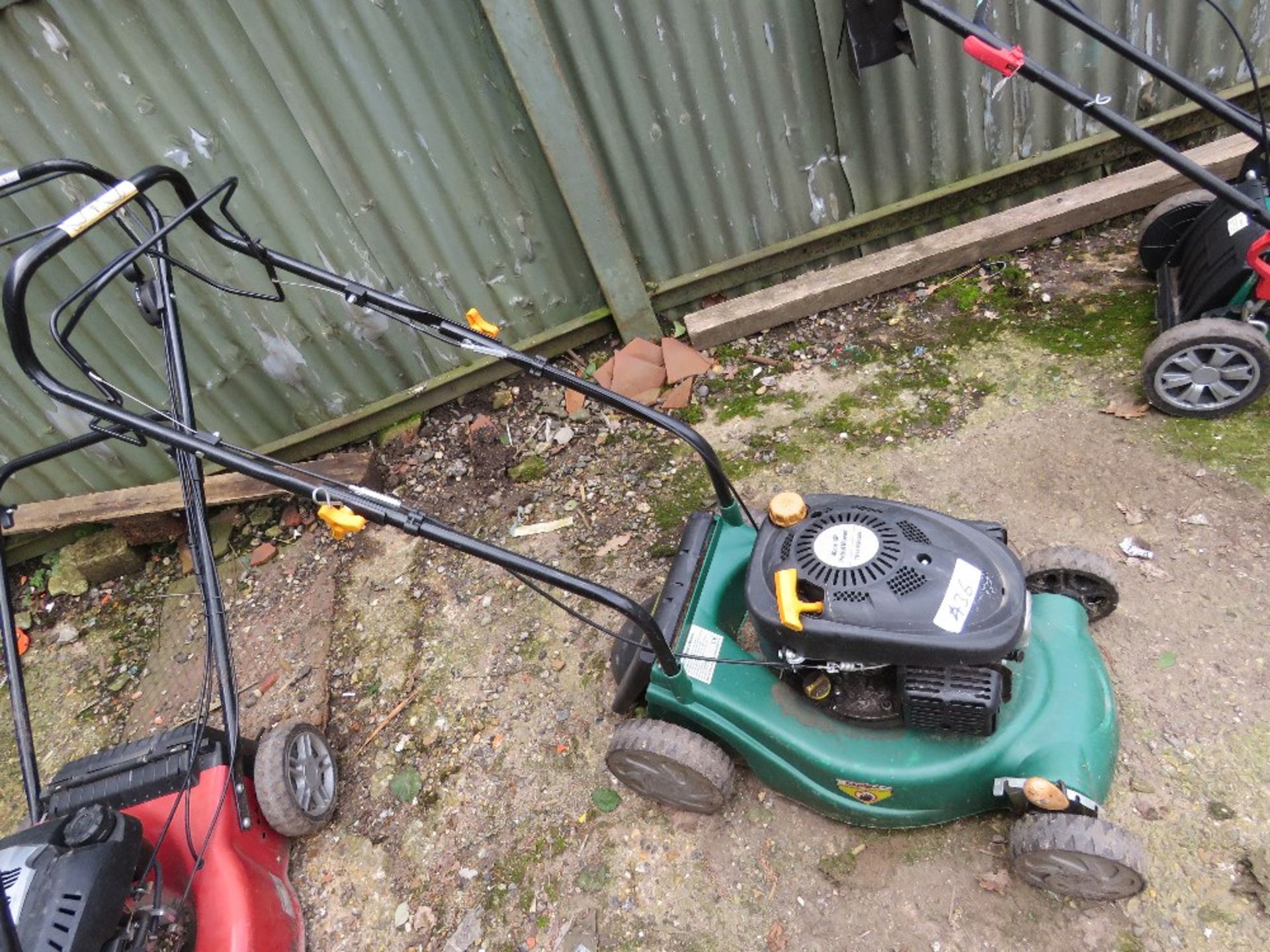 PETROL LAWNMOWER, 40CM WIDTH. THIS LOT IS SOLD UNDER THE AUCTIONEERS MARGIN SCHEME, THEREFORE NO - Image 2 of 3