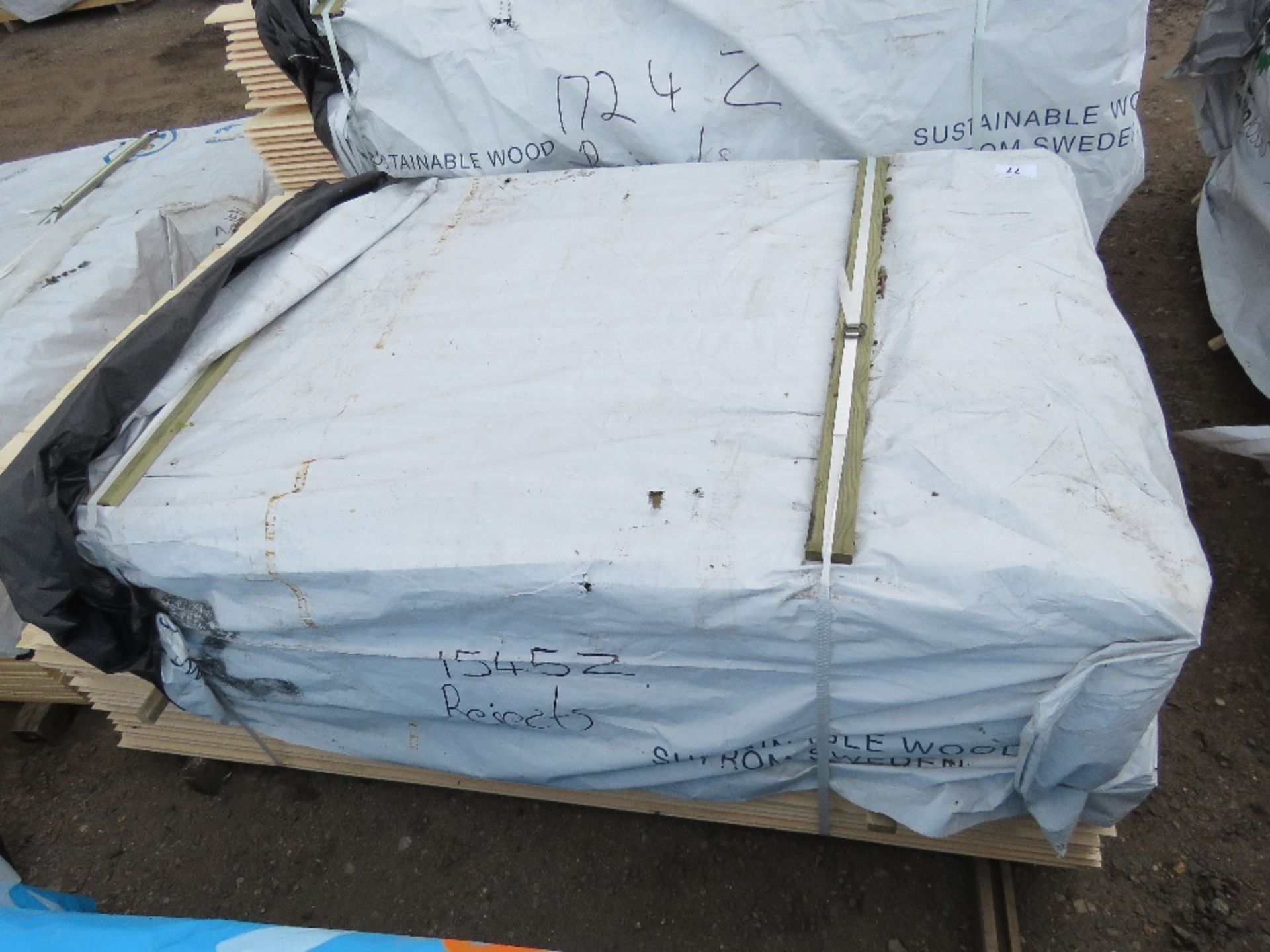 PACK OF UNTREATED SHIPLAP TIMBER FENCE CLADDING BOARDS: 1.55M LENGTH X 100MM WIDTH APPROX. - Image 2 of 3