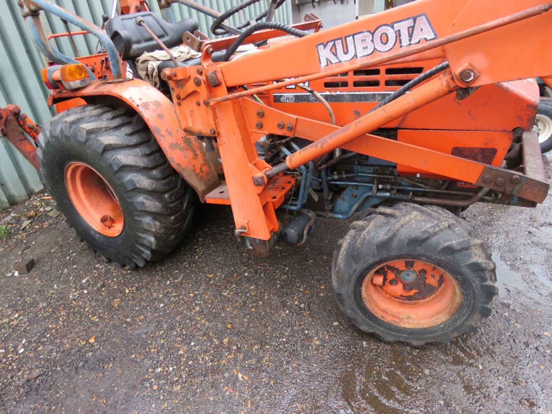 KUBOTA B20 4WD COMPACT LOADER TRACTOR WITH BACKHOE DIGGER. HYDRASTATIC DRIVE. 969 REC HOURS. WHEN TE - Image 4 of 13
