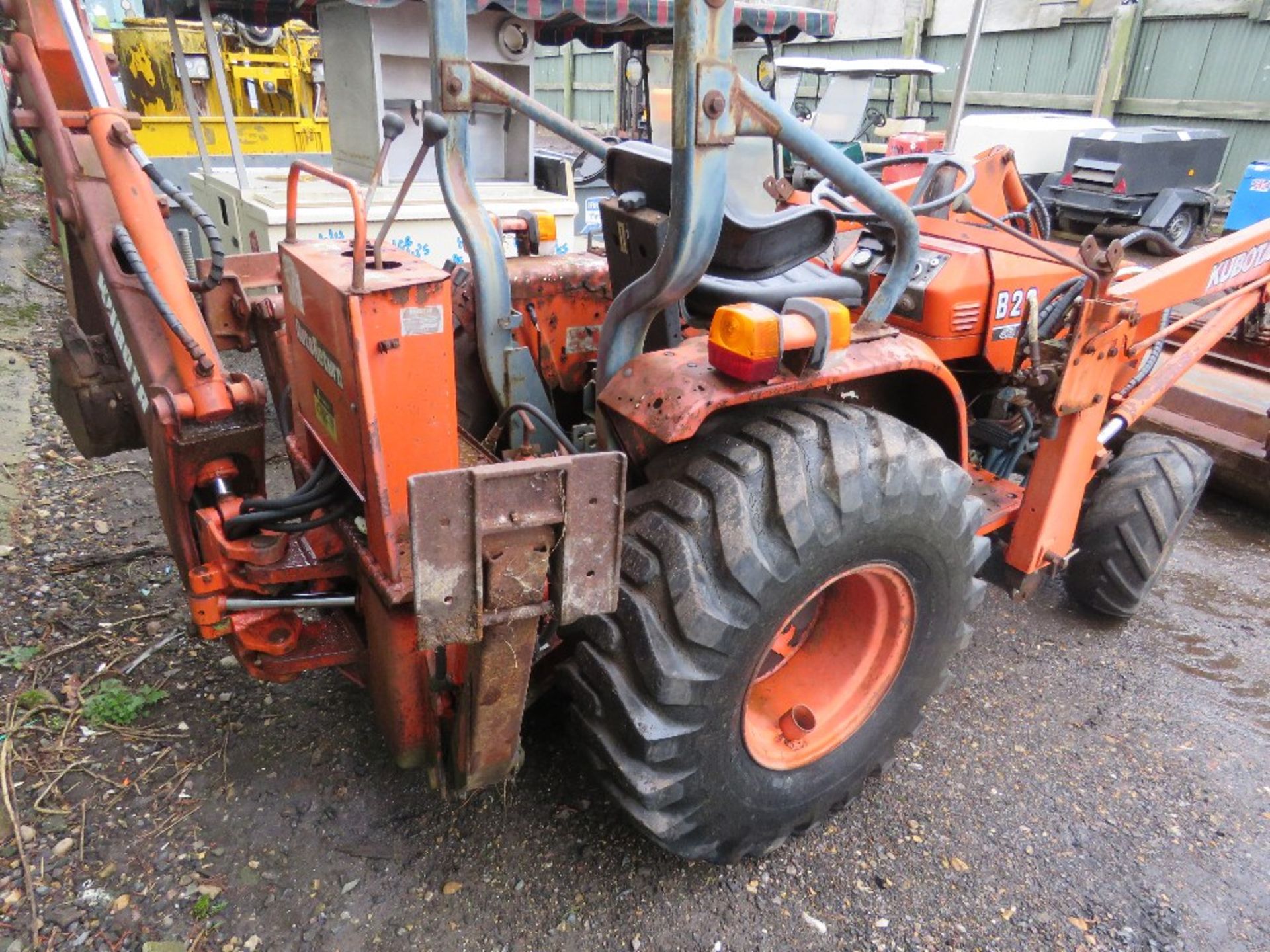 KUBOTA B20 4WD COMPACT LOADER TRACTOR WITH BACKHOE DIGGER. HYDRASTATIC DRIVE. 969 REC HOURS. WHEN TE - Image 6 of 13