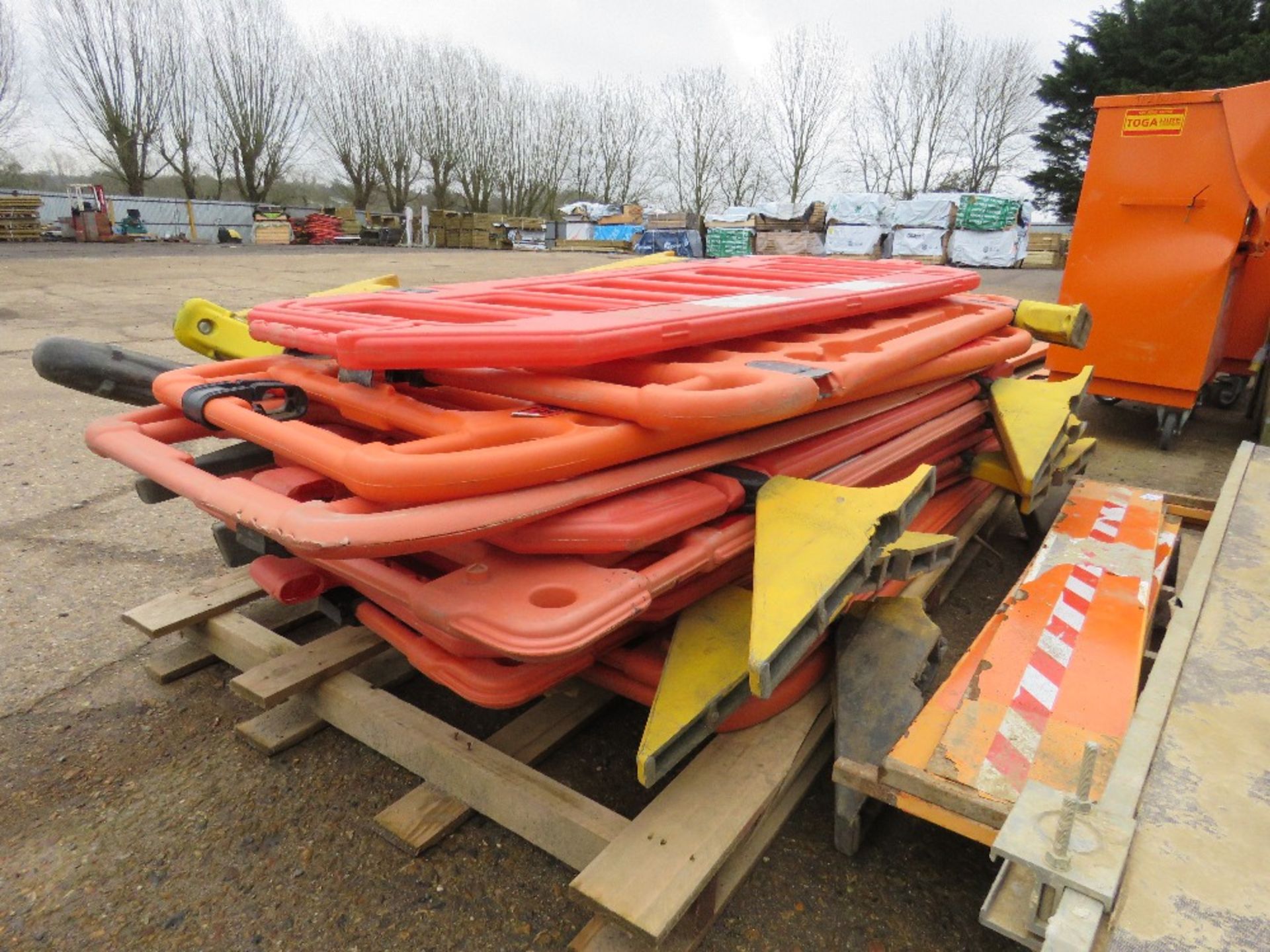 12NO CHAPTER 8 PLASTIC ROAD BARRIERS. THIS LOT IS SOLD UNDER THE AUCTIONEERS MARGIN SCHEME, THERE - Image 4 of 4