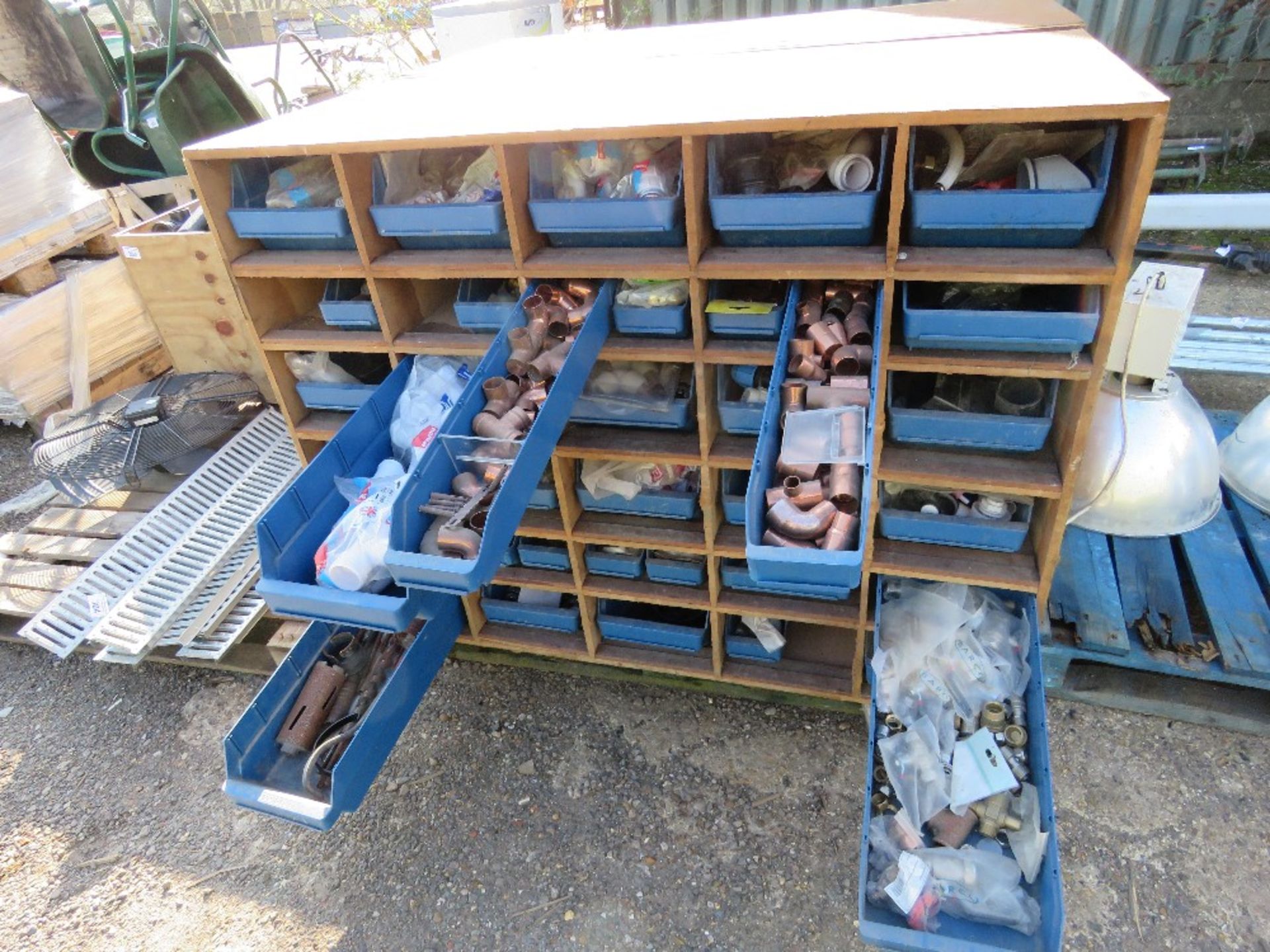 2 X HEAVY DUTY DEEP DRAWER RACKS FULL OF PLUMBING FITTINGS. THIS LOT IS SOLD UNDER THE AUCTIONEER - Image 5 of 6