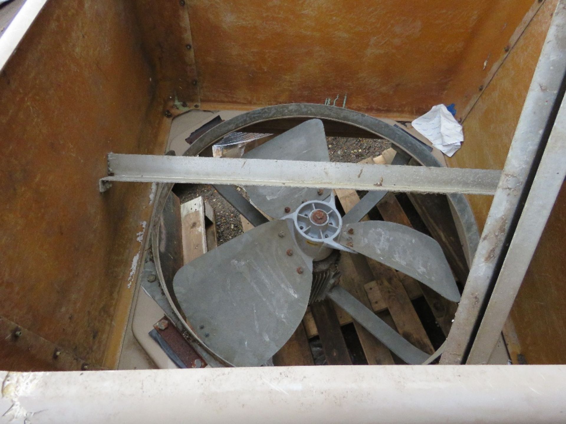 LARGE EXTRACTOR FAN UNIT WITH COWLING. THIS LOT IS SOLD UNDER THE AUCTIONEERS MARGIN SCHEME, THEREF - Image 2 of 5