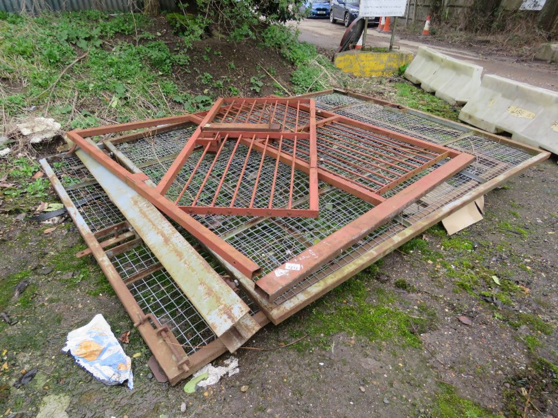 PAIR OF MESH COVERED SITE GATES, 2.5M HEIGHT X 2.9M WIDTH EACH APPROX PLUS ANOTHER SMALL GATE AND FR - Image 5 of 7