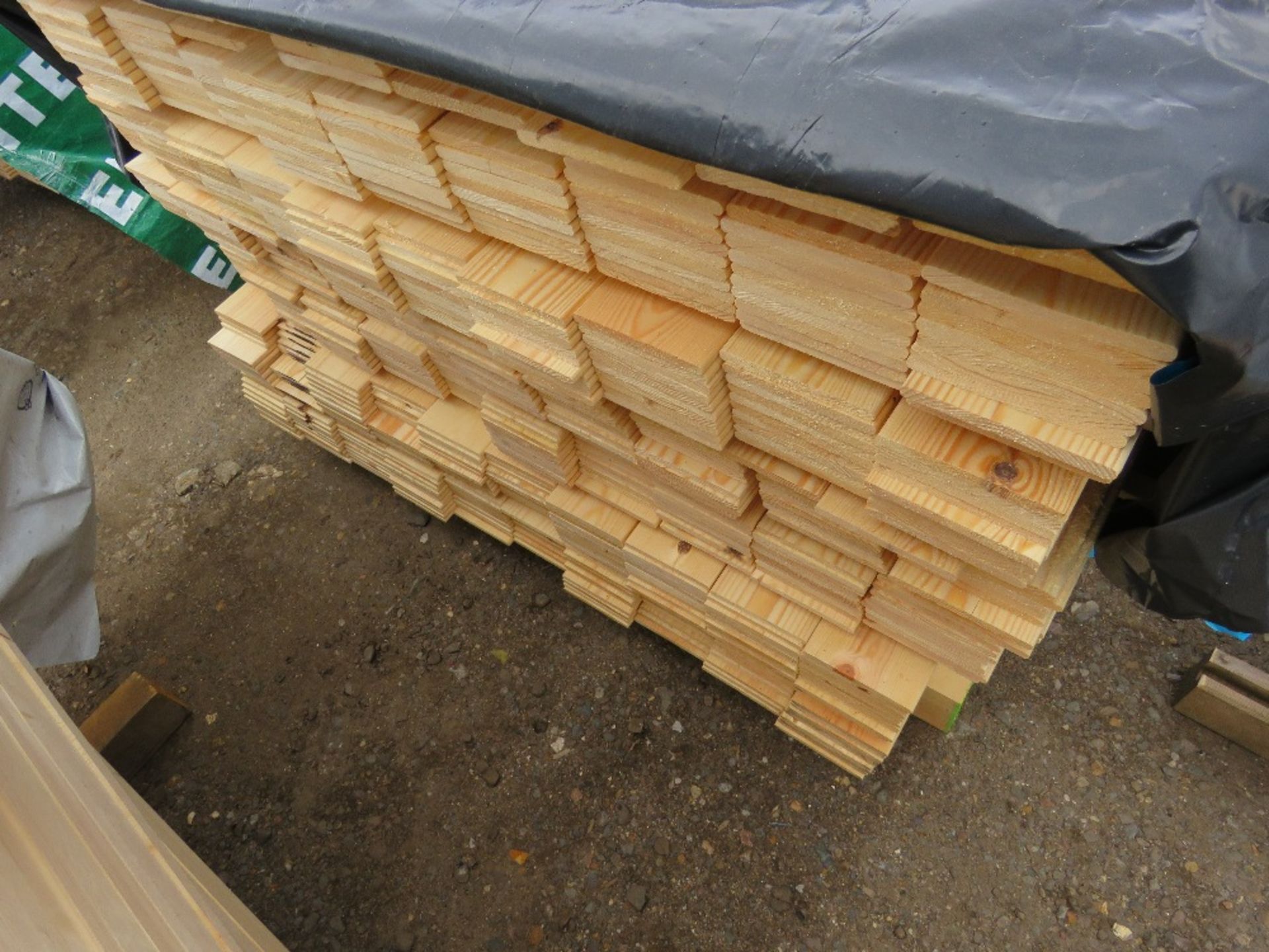 PACK OF UNTREATED HIT AND MISS TIMBER FENCE CLADDING BOARDS: 1.74M LENGTH X 100MM WIDTH APPROX. - Image 3 of 3