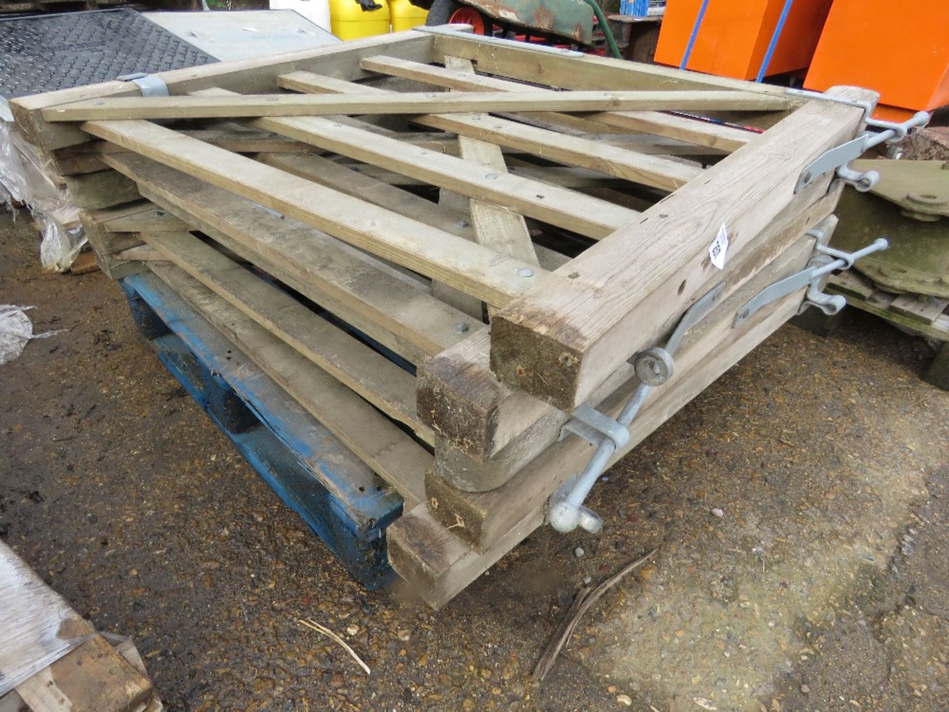 5 X WOODEN FIELD GATES, 1.2METRE WIDTH. THIS LOT IS SOLD UNDER THE AUCTIONEERS MARGIN SCHEME, TH - Image 2 of 4