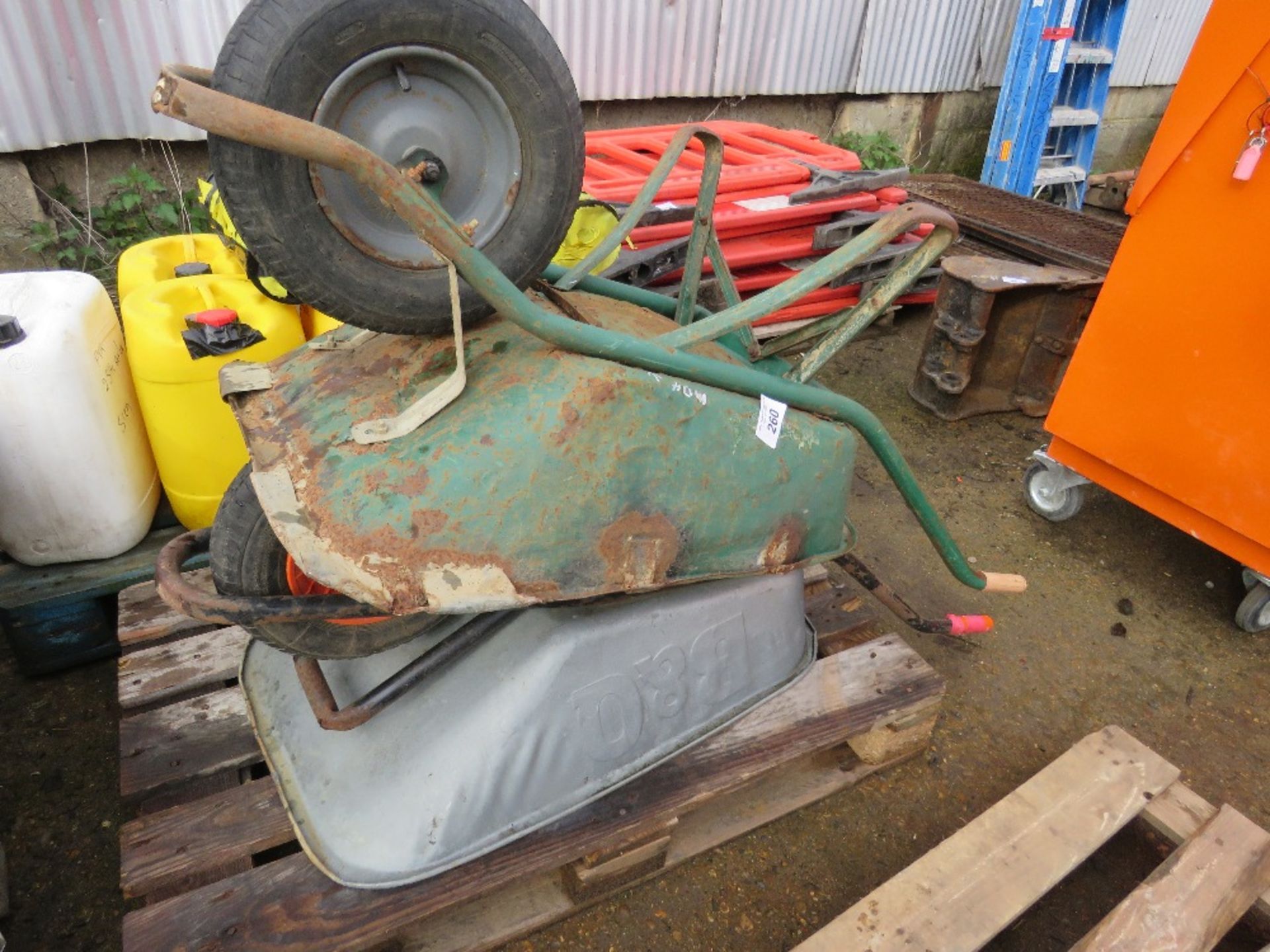 2 X WHEEL BARROWS. THIS LOT IS SOLD UNDER THE AUCTIONEERS MARGIN SCHEME, THEREFORE NO VAT WILL BE - Image 2 of 2