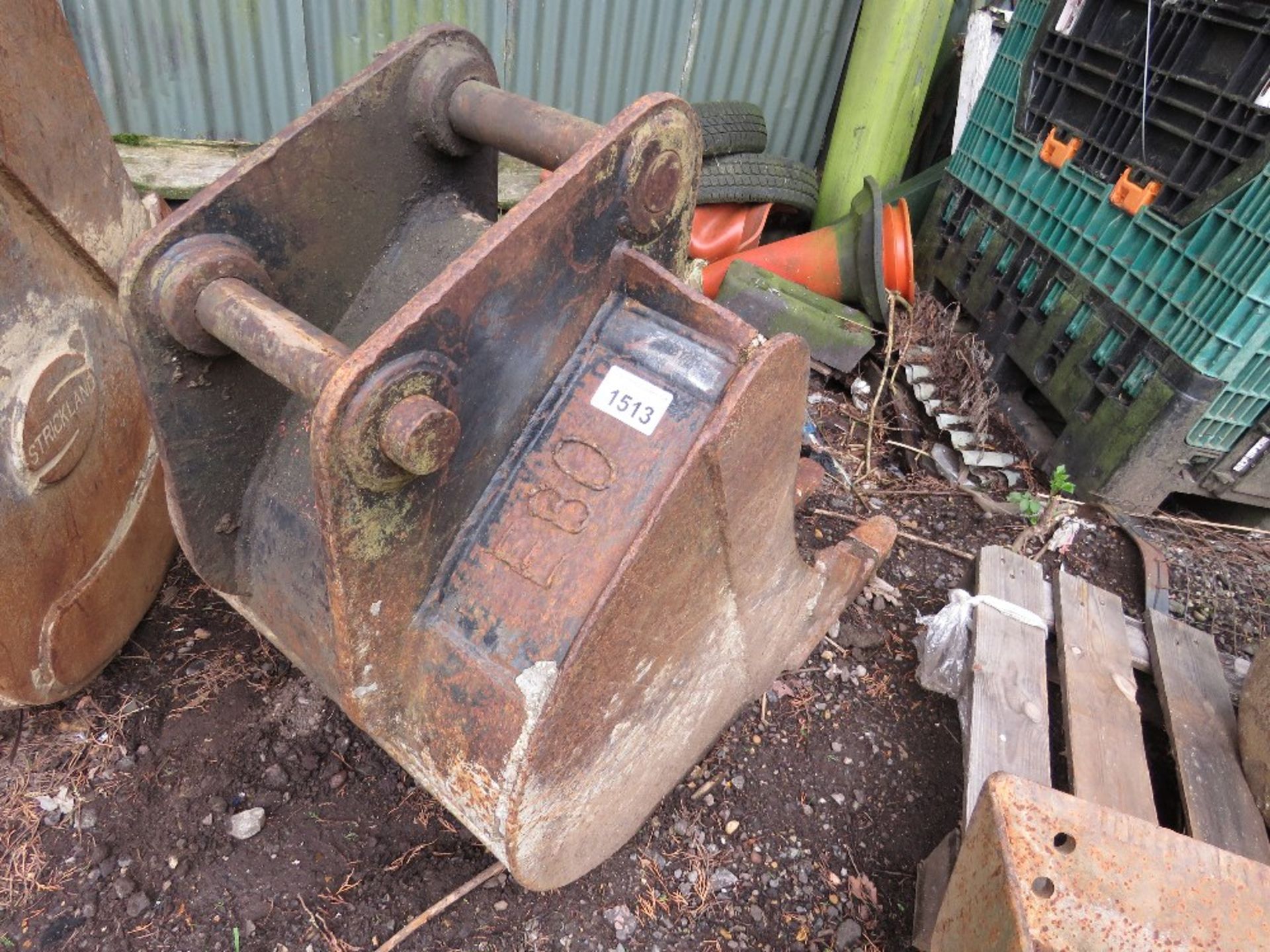 EXCAVATOR BUCKET, 2FT WIDTH WITH 50MM PINS APROS, SUITABLE FOR 8 TONNE MACHINE. THIS LOT IS SOLD - Image 2 of 2