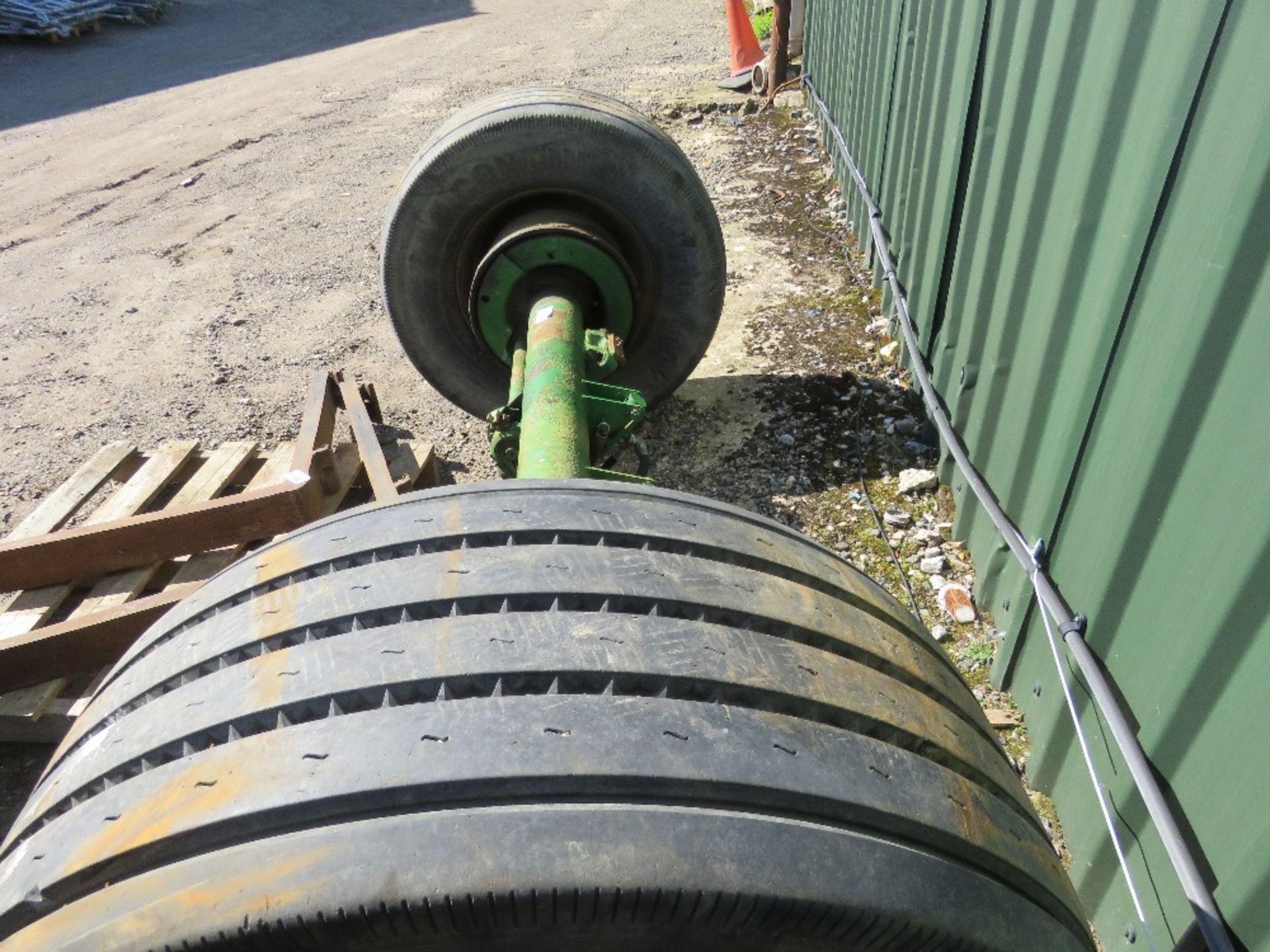 HEAVY DUTY TRAILER AXLE ON SUPER SINGLE WHEELS WITH HYDRAULIC BRAKING SYSTEM. THIS LOT IS SOLD UN - Image 7 of 8