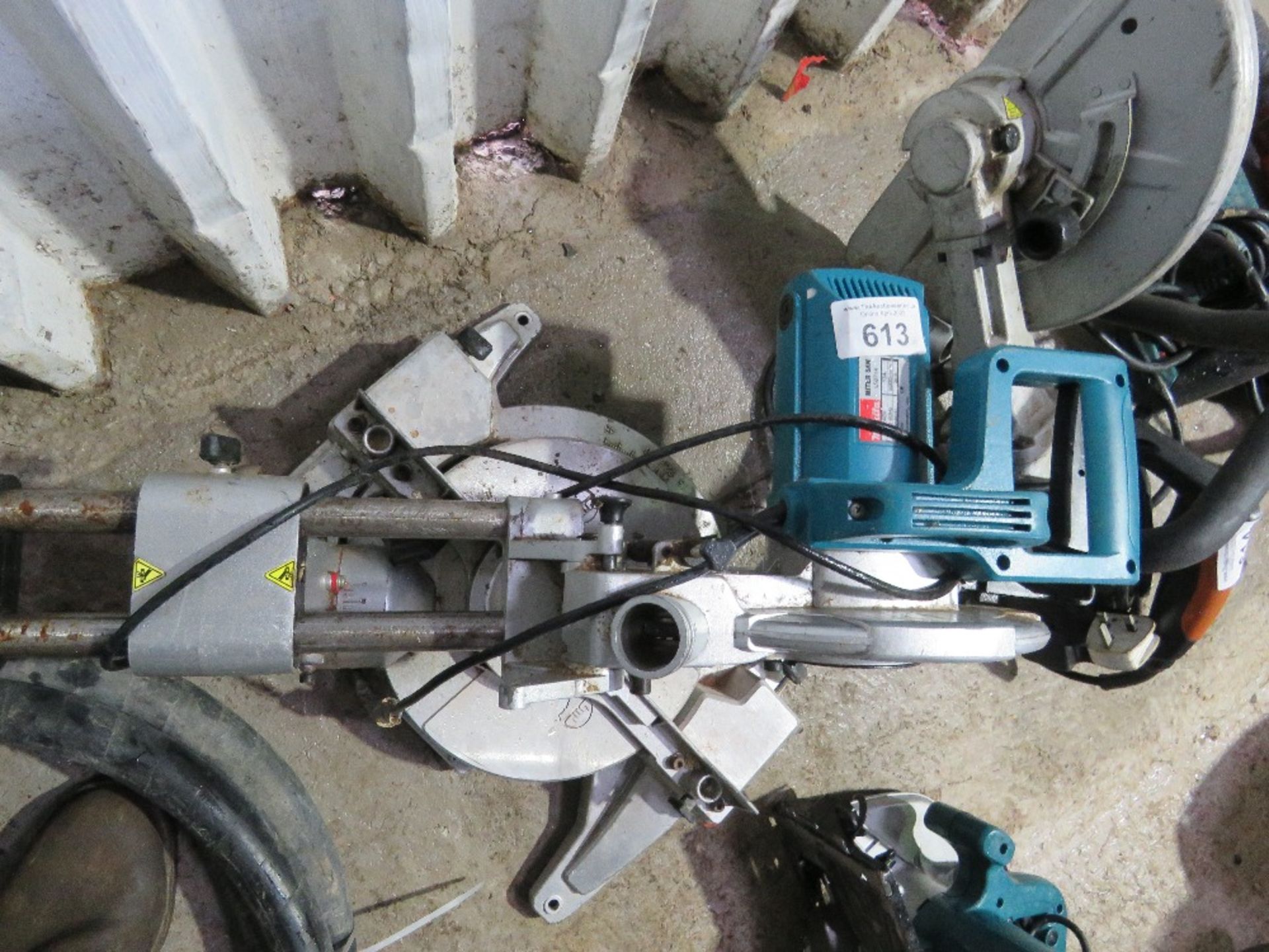 MAKITA MITRE SAW PLUS A CIRCULAR SAW, 240VOLT POWERED. THIS LOT IS SOLD UNDER THE AUCTIONEERS MAR - Image 3 of 4
