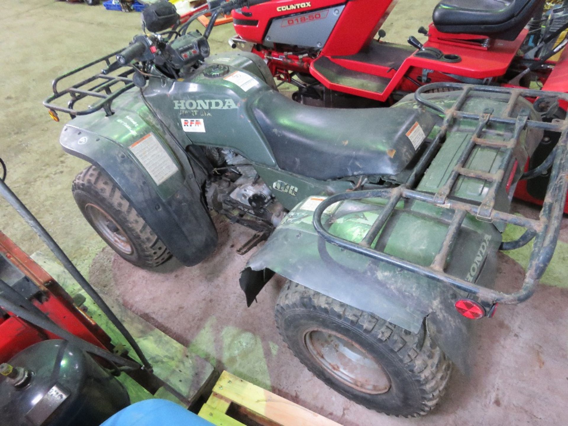 HONDA FOURTRAX 300 PETROL QUAD BIKE, 4WD. WHEN TESTED WAS SEEN TO TURN OVER BUT NOT STARTING...PRES - Image 5 of 10