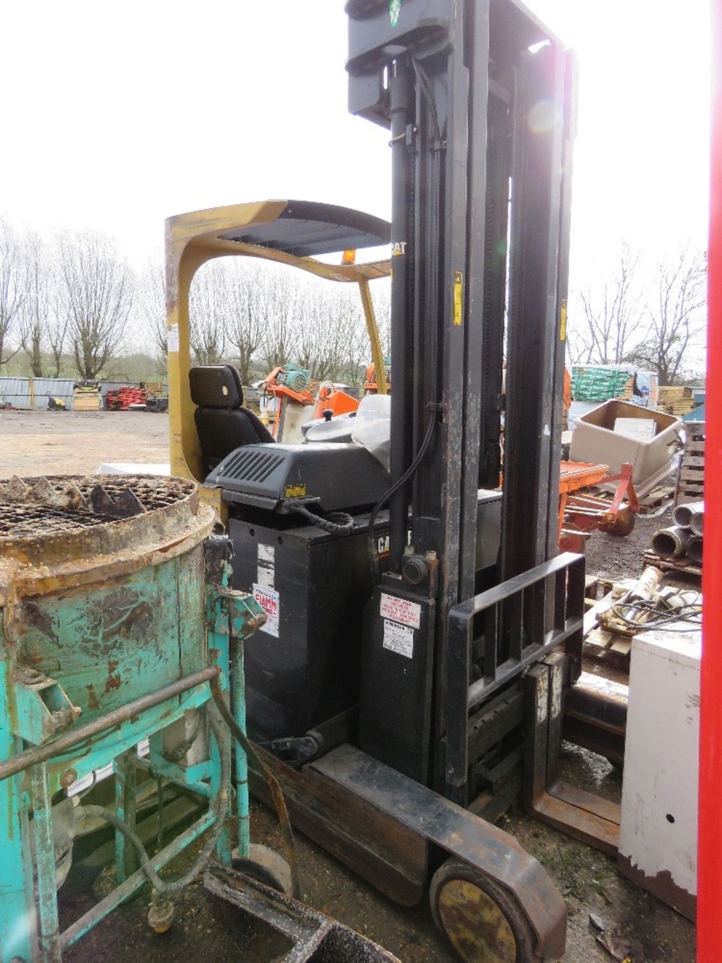 CAT BATTERY POWERED REACH TRUCK WITH CHARGER, DIRECT FROM COMPANY LIQUIDATION. SEEN TO LIFT AND LOW - Image 3 of 9