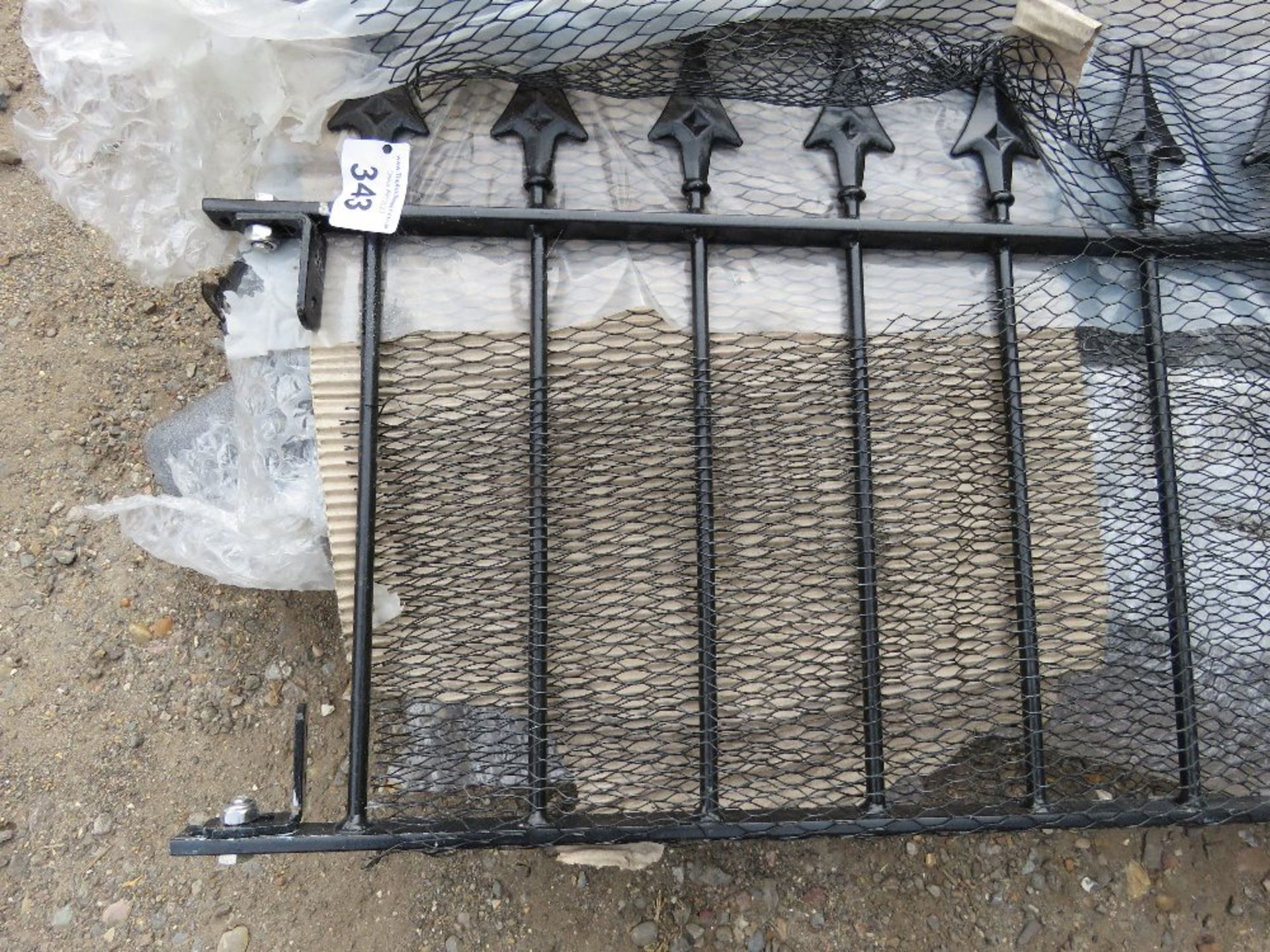 4NO METAL ORNATE METAL SPIKE TOPPED BRICK WALL TOPS, 48CM HEIGHT X 2M LENGTH APPROX. THIS LOT IS - Image 2 of 7