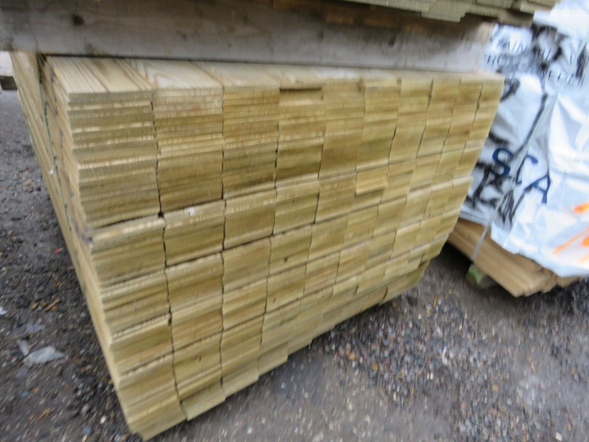 2 X PACKS OF PRESSURE TREATED HIT AND MISS FENCE CLADDING TIMBER BOARDS: 1.45M LENGTH X 100MM WIDTH - Image 3 of 4