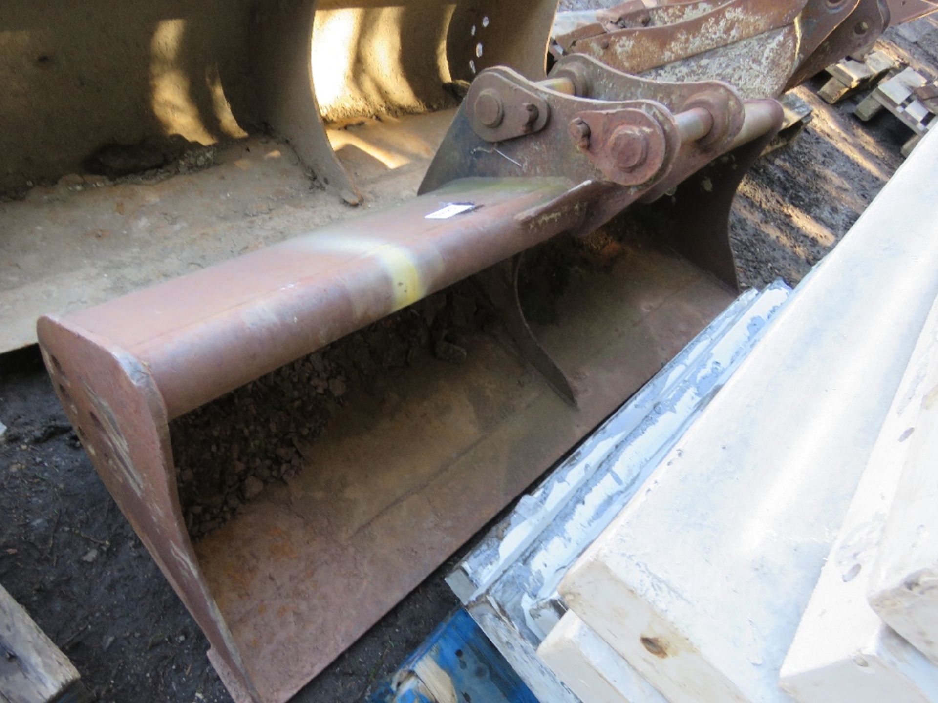 EXCAVATOR GRADING BUCKET: 5FT WIDTH ON 60MM PINS APPROX.