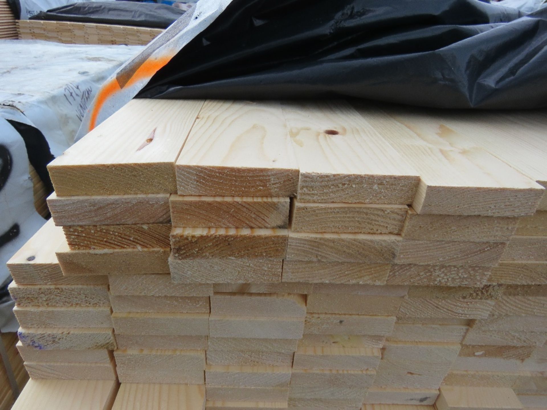 PACK OF UNTREATED TIMBER FENCE CLADDING SLATS: 1.8M LENGTH X 70MM X 20MM WIDTH APPROX. - Image 3 of 3