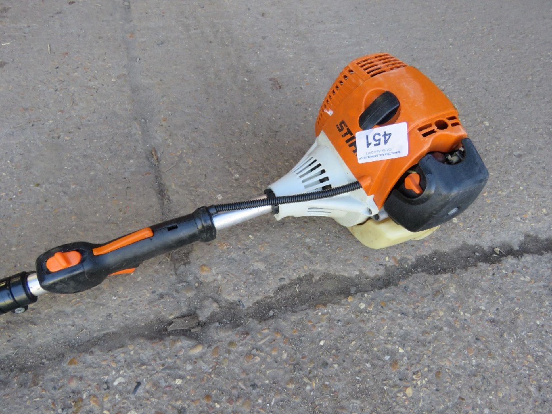 STIHL LONG REACH PETROL ENGINED HEDGE CUTTER. THIS LOT IS SOLD UNDER THE AUCTIONEERS MARGIN SCHEM - Image 3 of 6