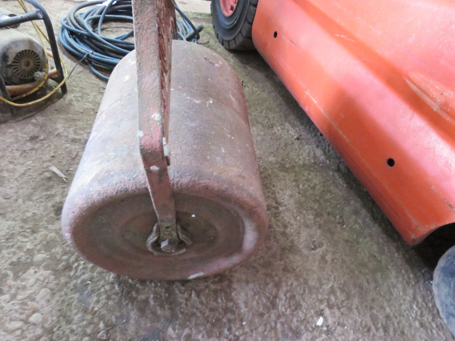 ANTIQUE GARDEN ROLLER. THIS LOT IS SOLD UNDER THE AUCTIONEERS MARGIN SCHEME, THEREFORE NO VAT WIL - Image 3 of 3