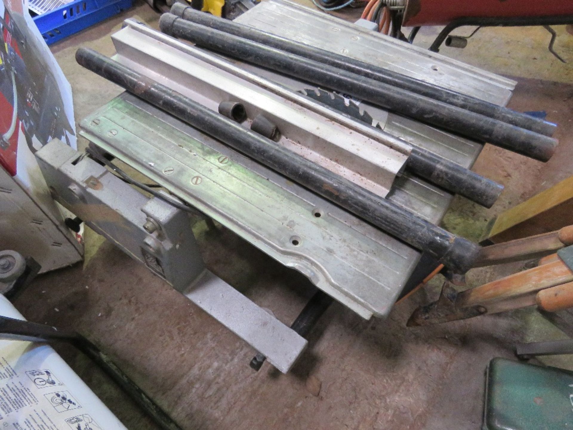 ELU 110VOLT SAWBENCH WITH LEGS. THIS LOT IS SOLD UNDER THE AUCTIONEERS MARGIN SCHEME, THEREFORE N - Image 4 of 5